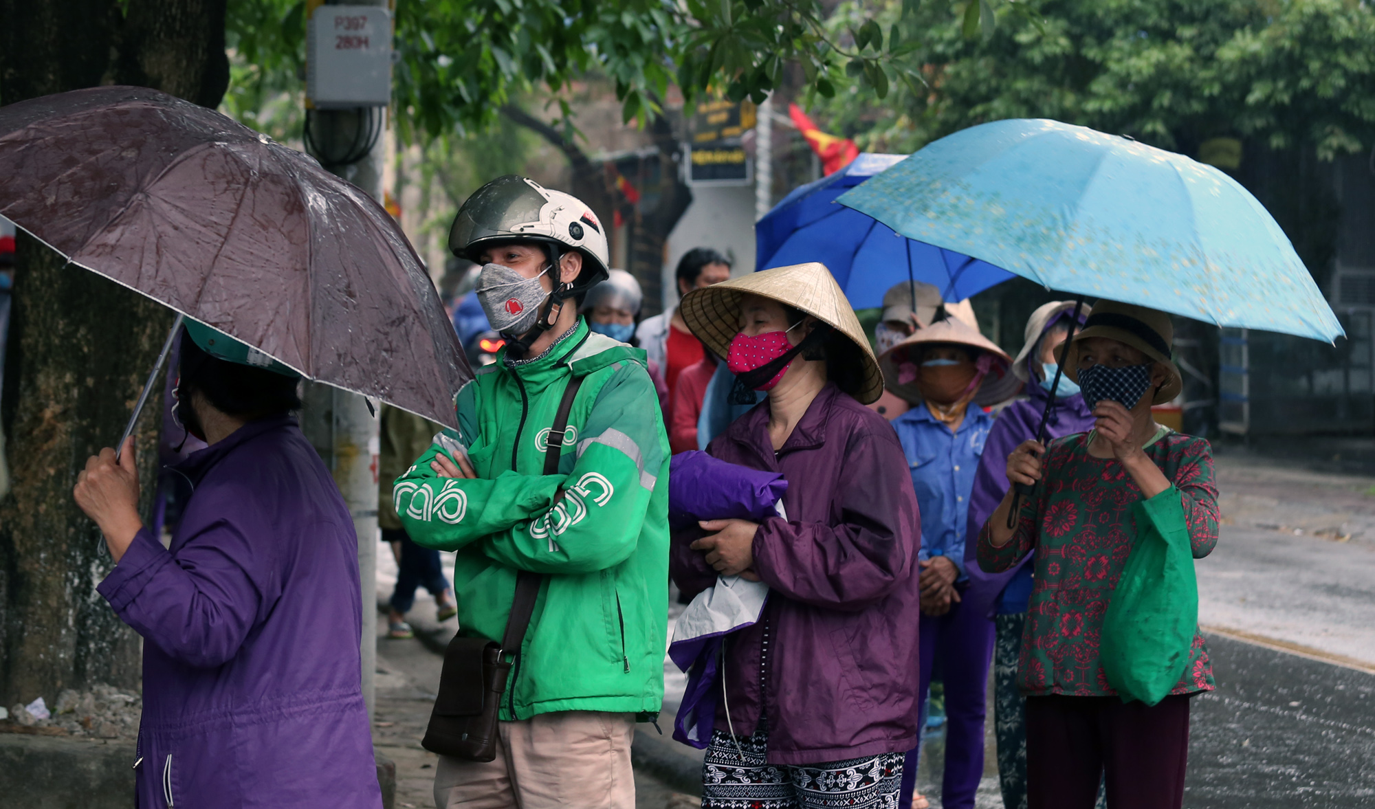 Người nghèo đứng, ngồi dưới mưa chờ phát gạo miễn phí ở Hà Nội - Ảnh 19. Người nghèo đứng, ngồi dưới mưa chờ phát gạo miễn phí ở Hà Nội - Ảnh 19.