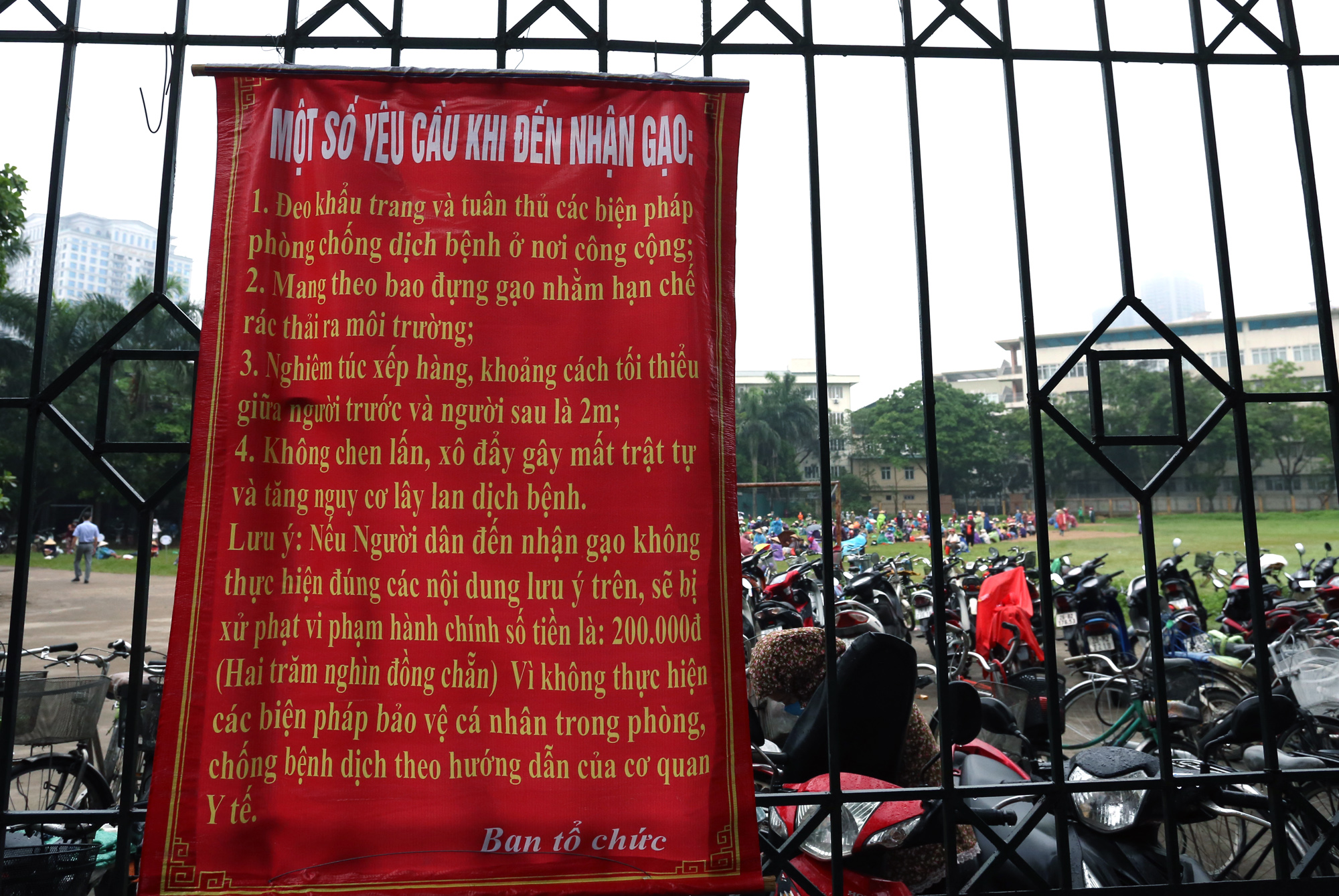 Người nghèo đứng, ngồi dưới mưa chờ phát gạo miễn phí ở Hà Nội - Ảnh 3. Người nghèo đứng, ngồi dưới mưa chờ phát gạo miễn phí ở Hà Nội - Ảnh 3.