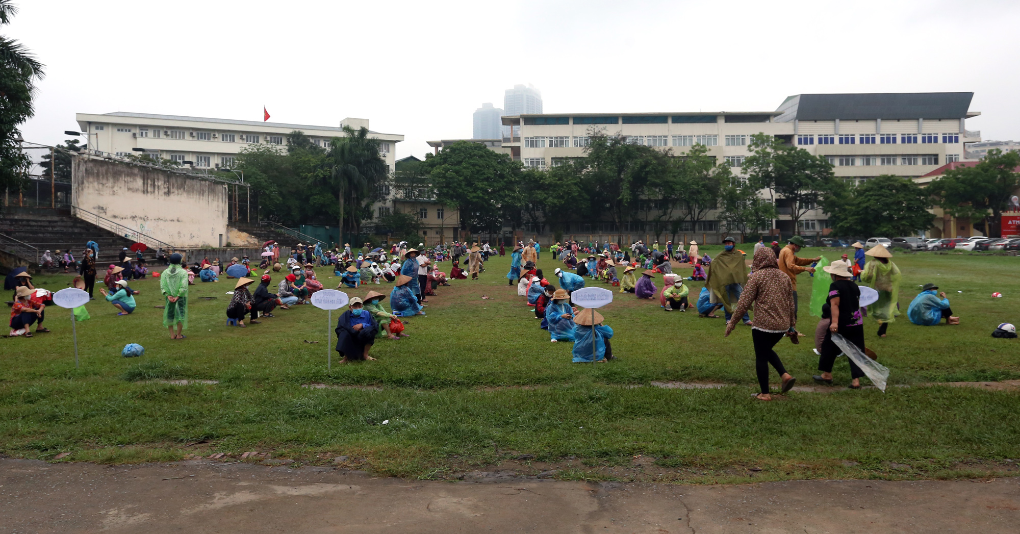 Người nghèo đứng, ngồi dưới mưa chờ phát gạo miễn phí ở Hà Nội - Ảnh 4. Người nghèo đứng, ngồi dưới mưa chờ phát gạo miễn phí ở Hà Nội - Ảnh 4.