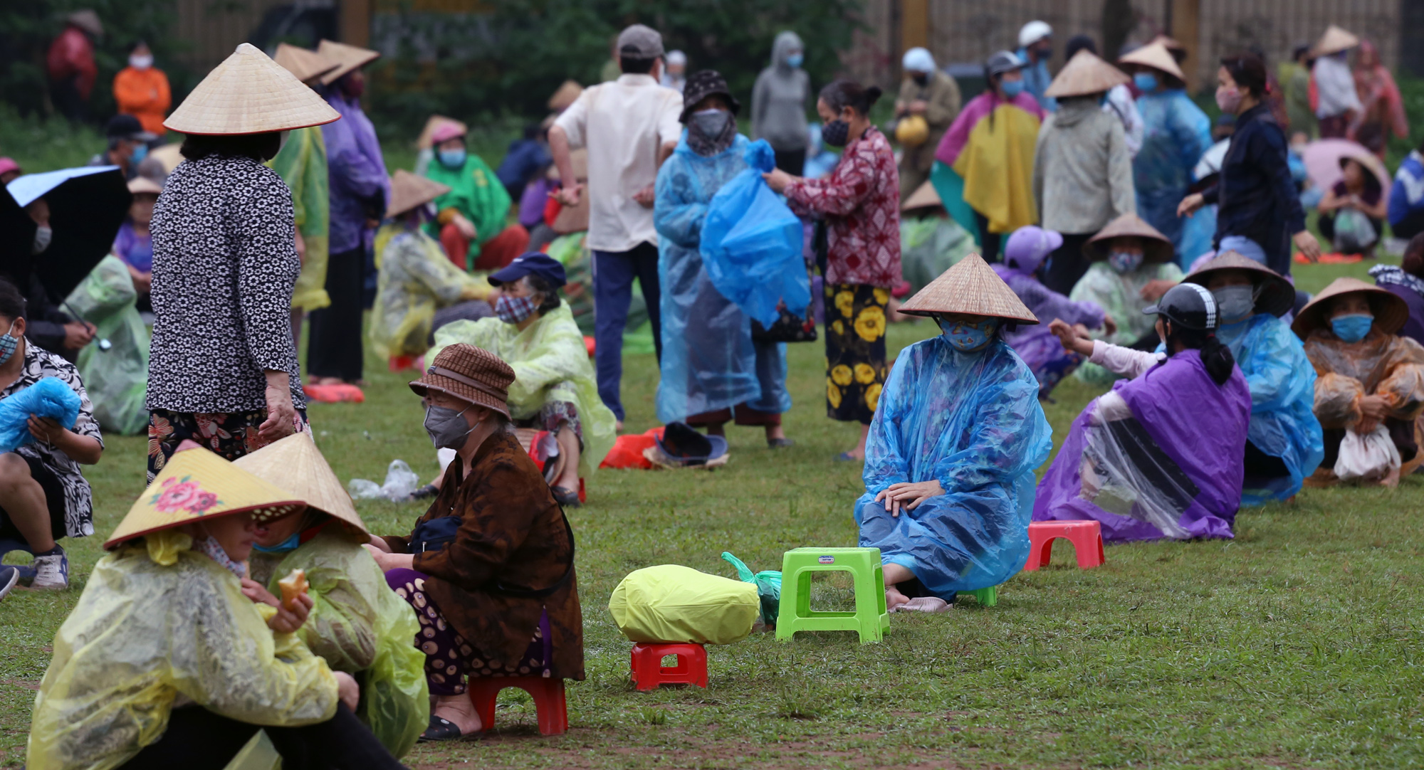 Người nghèo đứng, ngồi dưới mưa chờ phát gạo miễn phí ở Hà Nội - Ảnh 5. Người nghèo đứng, ngồi dưới mưa chờ phát gạo miễn phí ở Hà Nội - Ảnh 5.