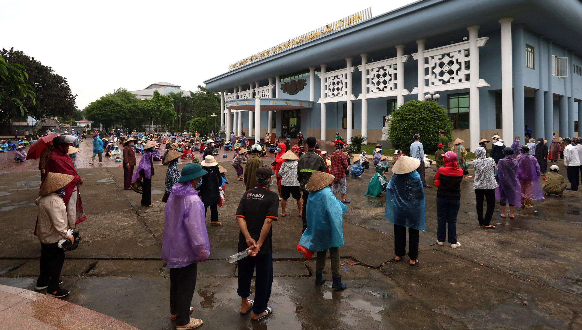 Người nghèo đứng, ngồi dưới mưa chờ phát gạo miễn phí ở Hà Nội - Ảnh 9. Người nghèo đứng, ngồi dưới mưa chờ phát gạo miễn phí ở Hà Nội - Ảnh 9.