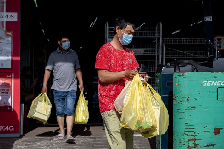 Nỗi niềm người lao động nhập cư ở Singapore trước tình hình mất kiểm soát dịch Covid-19 - Ảnh 10. Nỗi niềm người lao động nhập cư ở Singapore trước tình hình mất kiểm soát dịch Covid-19 - Ảnh 10.