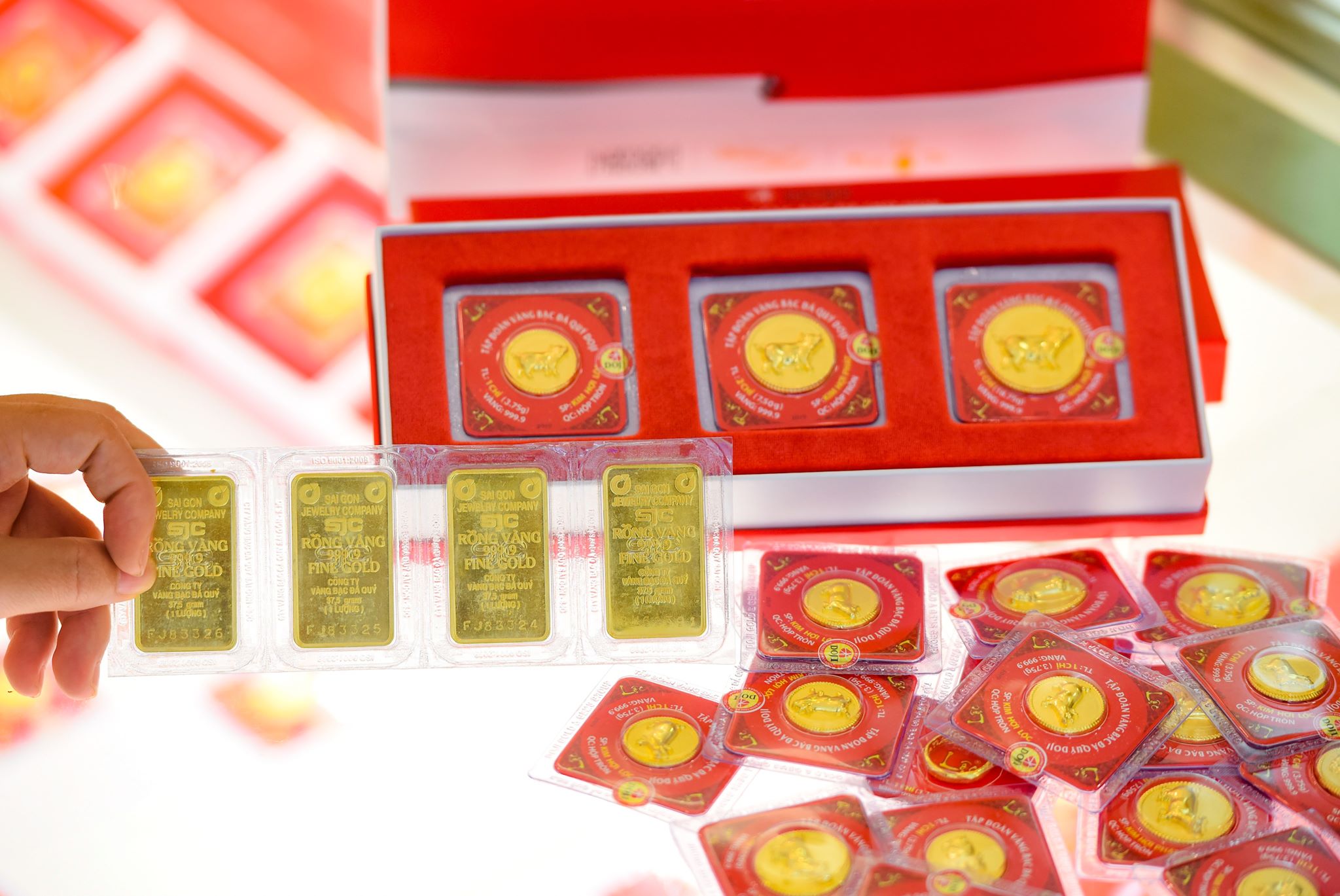 Giá vàng sẽ tăng vọt lên mức kỉ lục 3.000 USD/ounce trong 18 tháng tới? - Ảnh 1. Giá vàng sẽ tăng vọt lên mức kỉ lục 3.000 USD/ounce trong 18 tháng tới? - Ảnh 1.