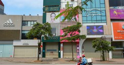Loạt cửa hàng ở Hà Nội trả mặt bằng, chủ nhà 'méo mặt' tìm khách thuê
