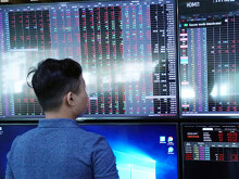 Mua vàng, chứng khoán hay USD khi dầu lao dốc ?