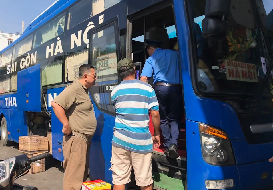 TP HCM tiếp tục tạm ngừng hoạt động xe khách, xe buýt, Grab cho đến khi có thông báo mới - Ảnh 1.
