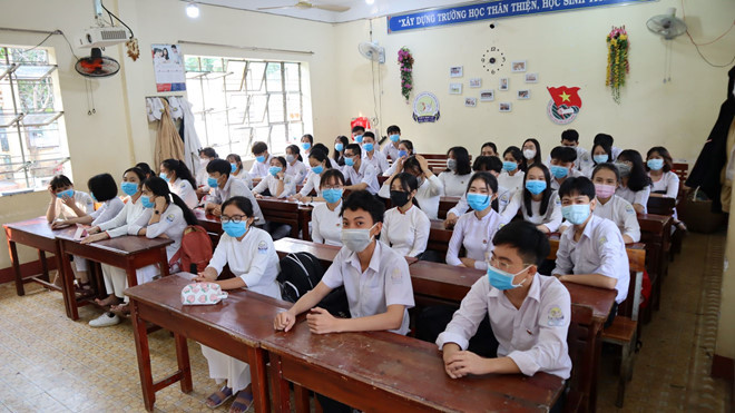 Trở lại trường mùa dịch, học sinh phải đeo khẩu trang, ngồi cách nhau 1,5m - Ảnh 1.