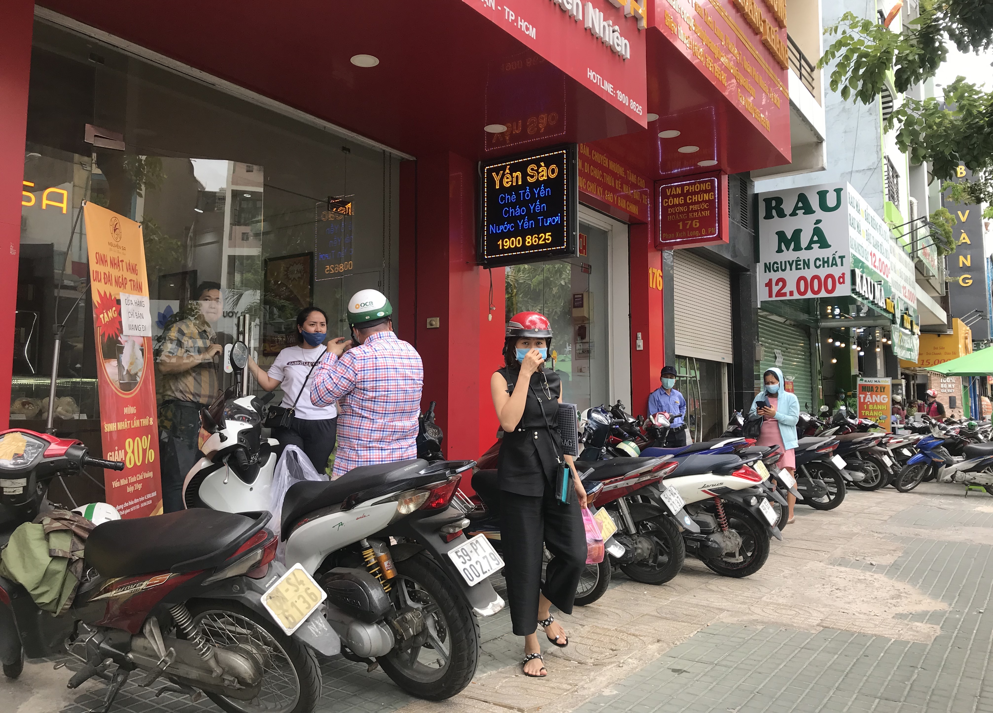 Hàng quán Sài Gòn tất bật dọn dẹp, hi vọng được mở cửa hoạt động lại vào ngày mai - Ảnh 1. Hàng quán Sài Gòn tất bật dọn dẹp, hi vọng được mở cửa hoạt động lại vào ngày mai - Ảnh 1.