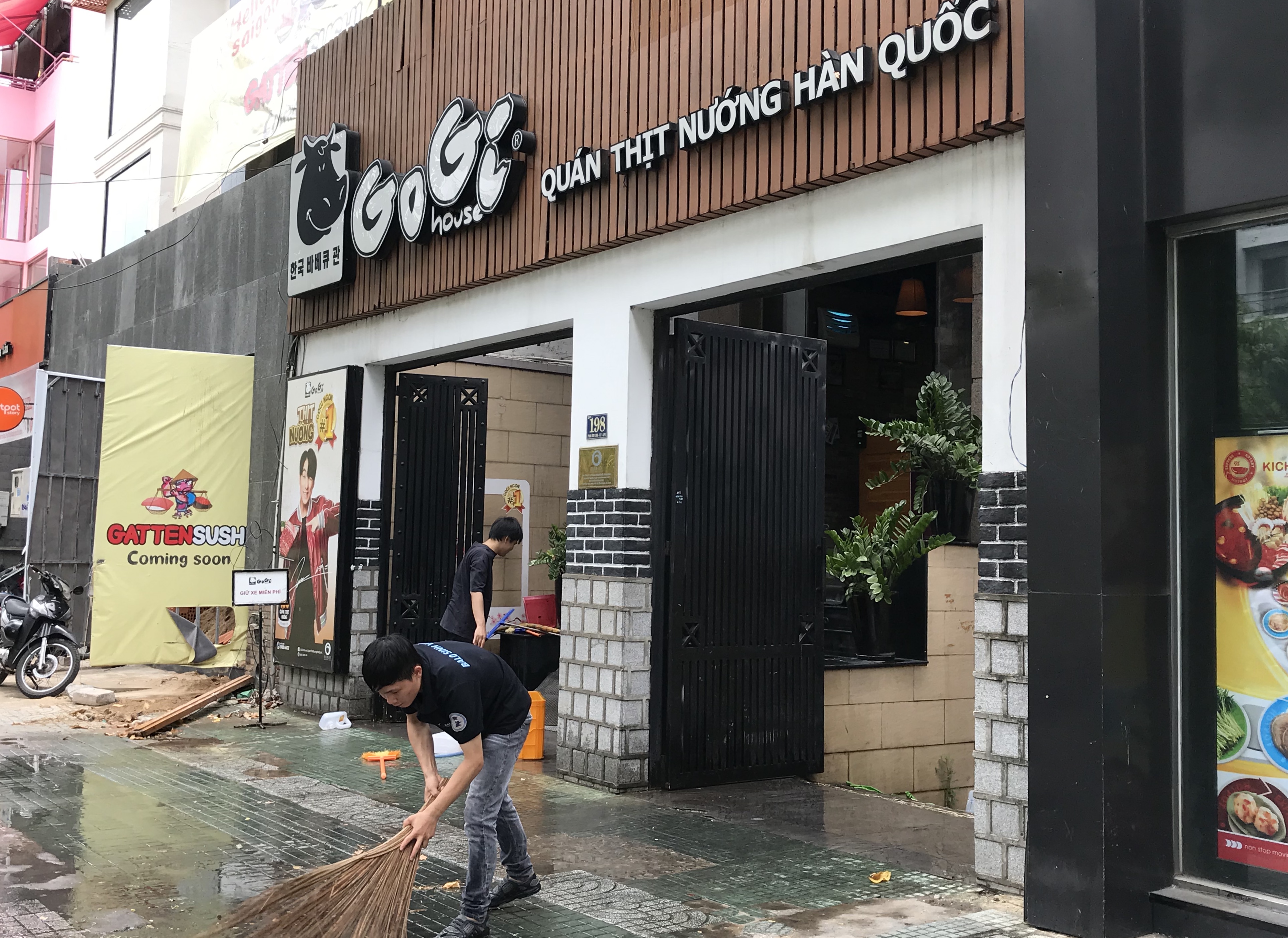 Hàng quán Sài Gòn tất bật dọn dẹp, hi vọng được mở cửa hoạt động lại vào ngày mai - Ảnh 2. Hàng quán Sài Gòn tất bật dọn dẹp, hi vọng được mở cửa hoạt động lại vào ngày mai - Ảnh 2.