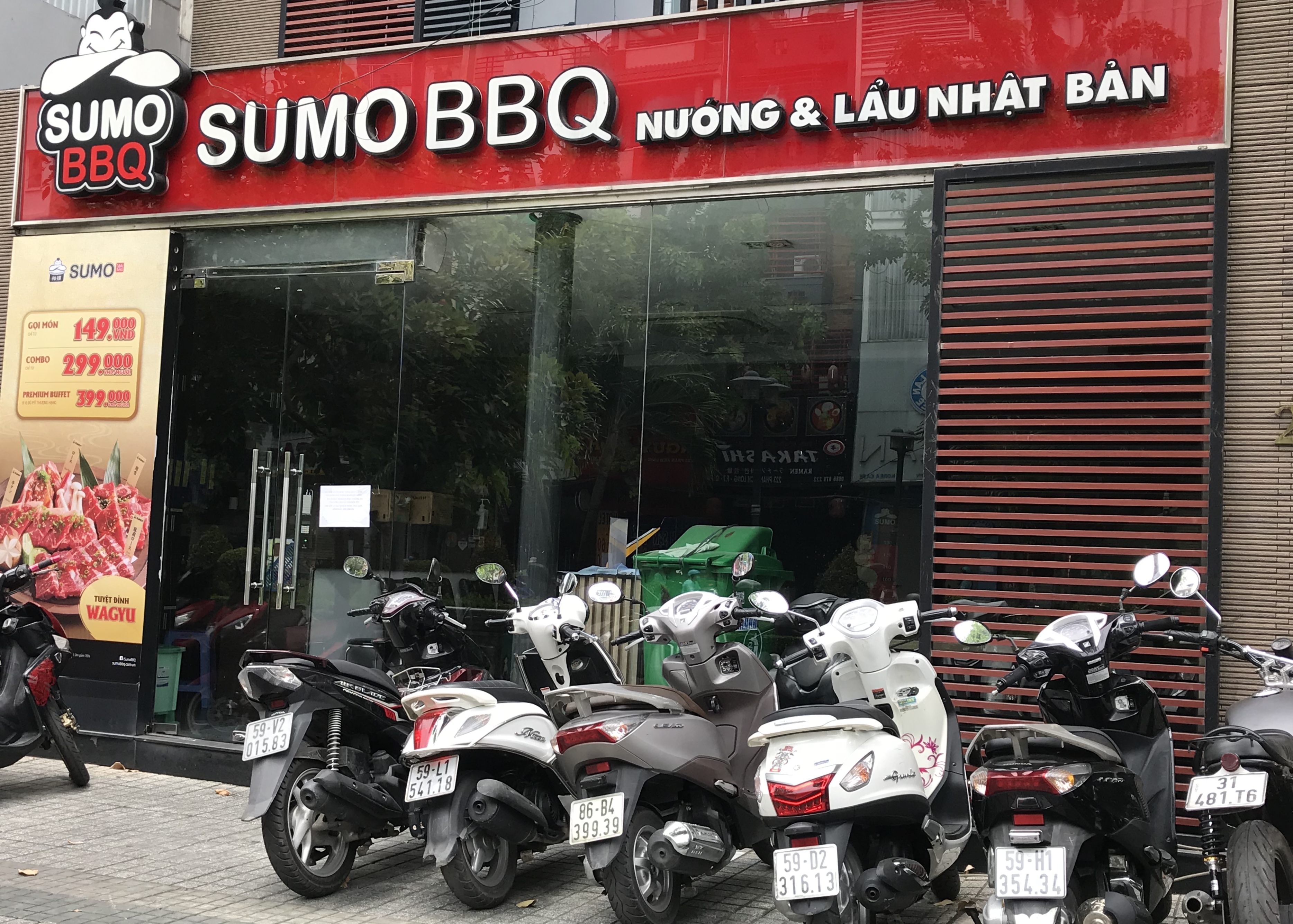 Hàng quán Sài Gòn tất bật dọn dẹp, hi vọng được mở cửa hoạt động lại vào ngày mai - Ảnh 3. Hàng quán Sài Gòn tất bật dọn dẹp, hi vọng được mở cửa hoạt động lại vào ngày mai - Ảnh 3.