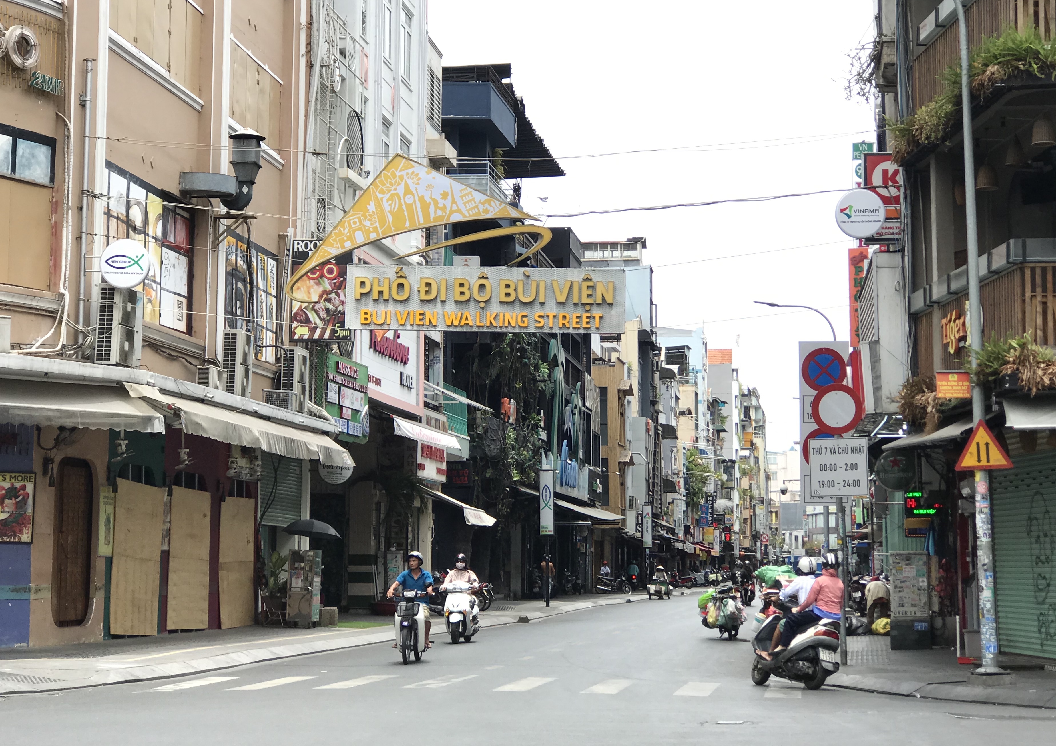 TP HCM tiếp tục tạm ngưng hoạt động karaoke, quán bar, gym; cửa hàng, quán ăn được mở lại - Ảnh 1.