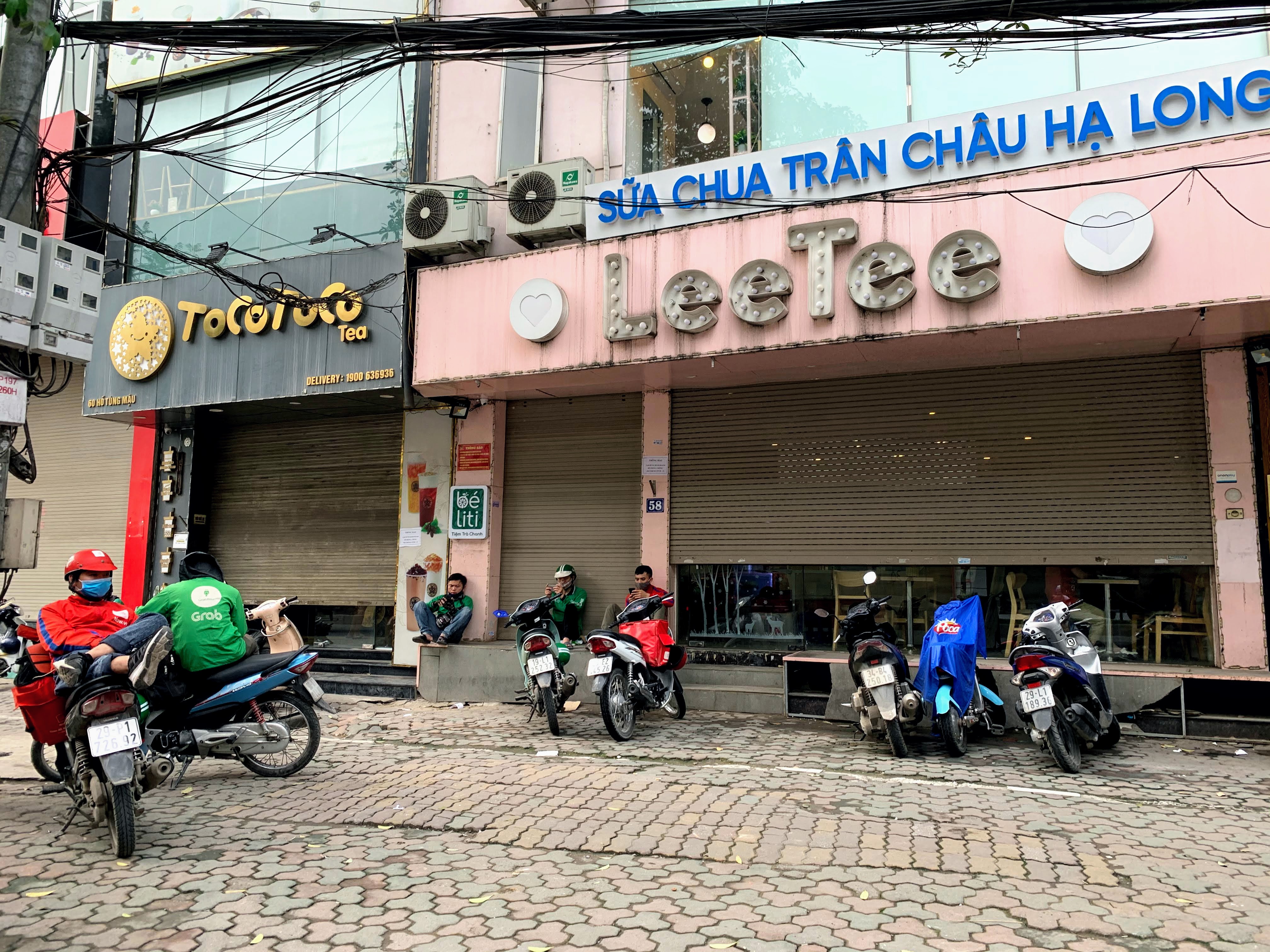 Hàng quán tại Hà Nội rục rịch treo biển mở cửa trở lại sau kì nghỉ dịch kéo dài - Ảnh 13. Hàng quán tại Hà Nội rục rịch treo biển mở cửa trở lại sau kì nghỉ dịch kéo dài - Ảnh 13.