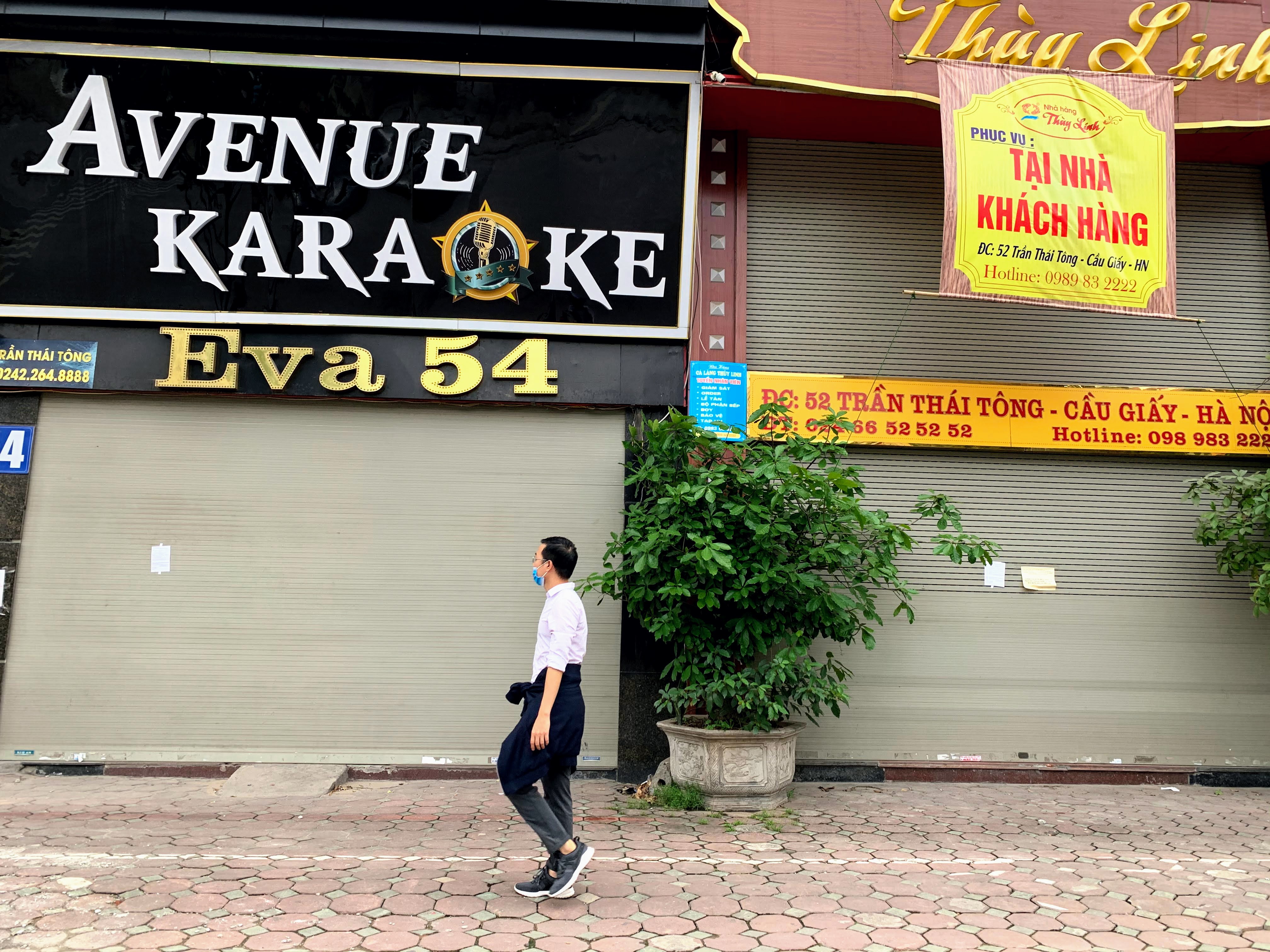 Hàng quán tại Hà Nội rục rịch treo biển mở cửa trở lại sau kì nghỉ dịch kéo dài - Ảnh 14. Hàng quán tại Hà Nội rục rịch treo biển mở cửa trở lại sau kì nghỉ dịch kéo dài - Ảnh 14.