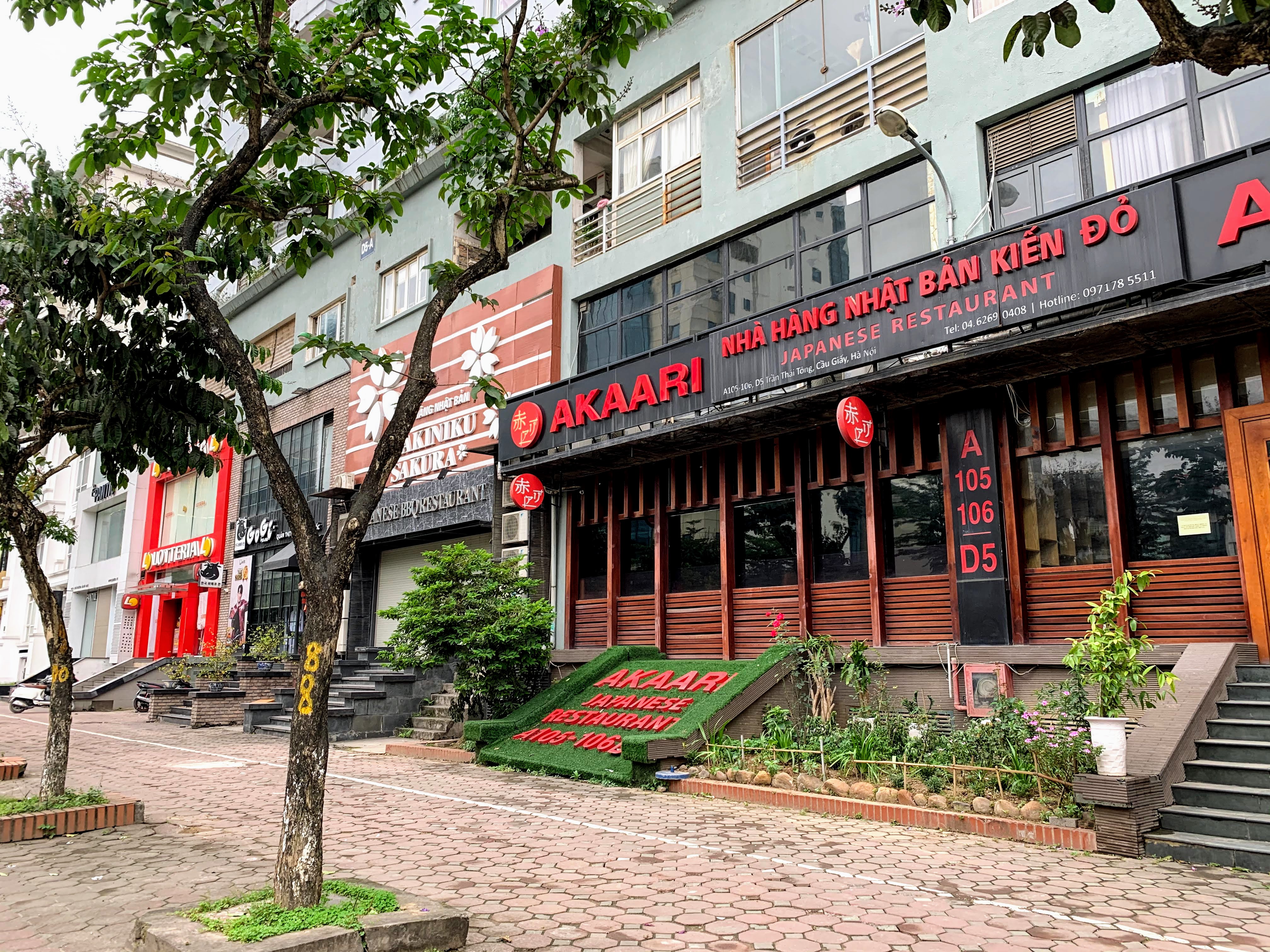 Hàng quán tại Hà Nội rục rịch treo biển mở cửa trở lại sau kì nghỉ dịch kéo dài - Ảnh 11. Hàng quán tại Hà Nội rục rịch treo biển mở cửa trở lại sau kì nghỉ dịch kéo dài - Ảnh 11.