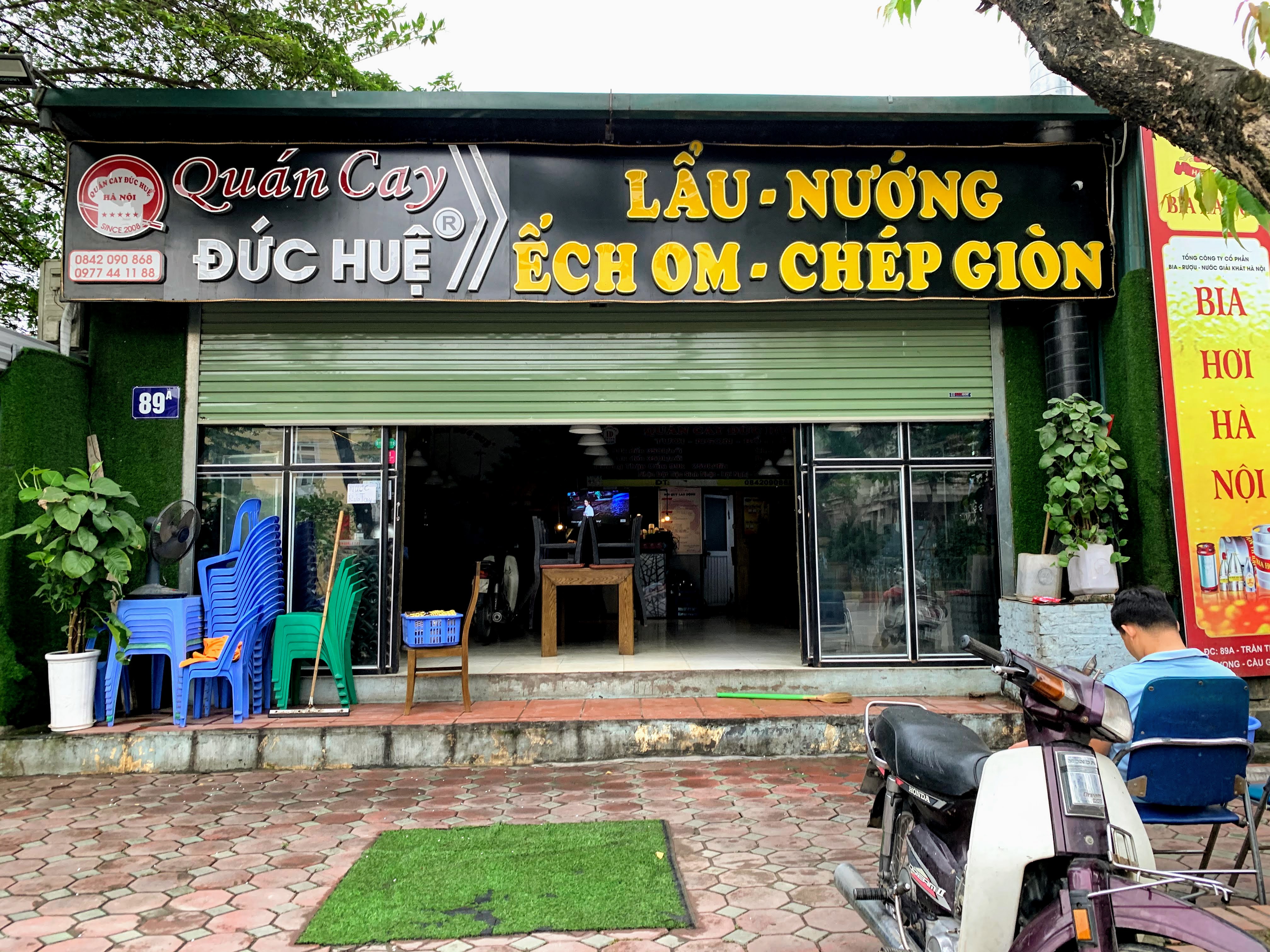 Hàng quán tại Hà Nội rục rịch treo biển mở cửa trở lại sau kì nghỉ dịch kéo dài - Ảnh 6. Hàng quán tại Hà Nội rục rịch treo biển mở cửa trở lại sau kì nghỉ dịch kéo dài - Ảnh 6.