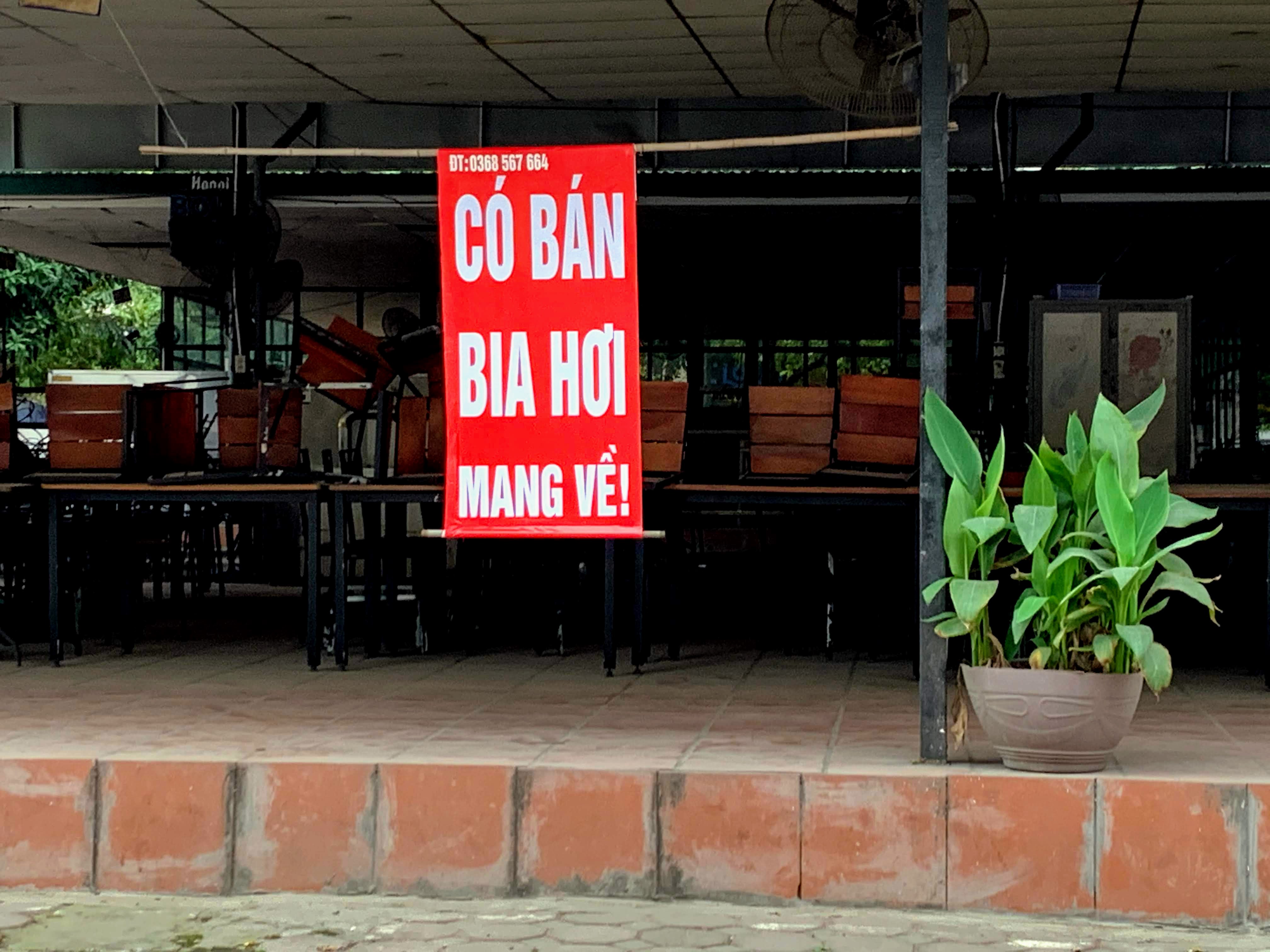 Hàng quán tại Hà Nội rục rịch treo biển mở cửa trở lại sau kì nghỉ dịch kéo dài - Ảnh 8. Hàng quán tại Hà Nội rục rịch treo biển mở cửa trở lại sau kì nghỉ dịch kéo dài - Ảnh 8.