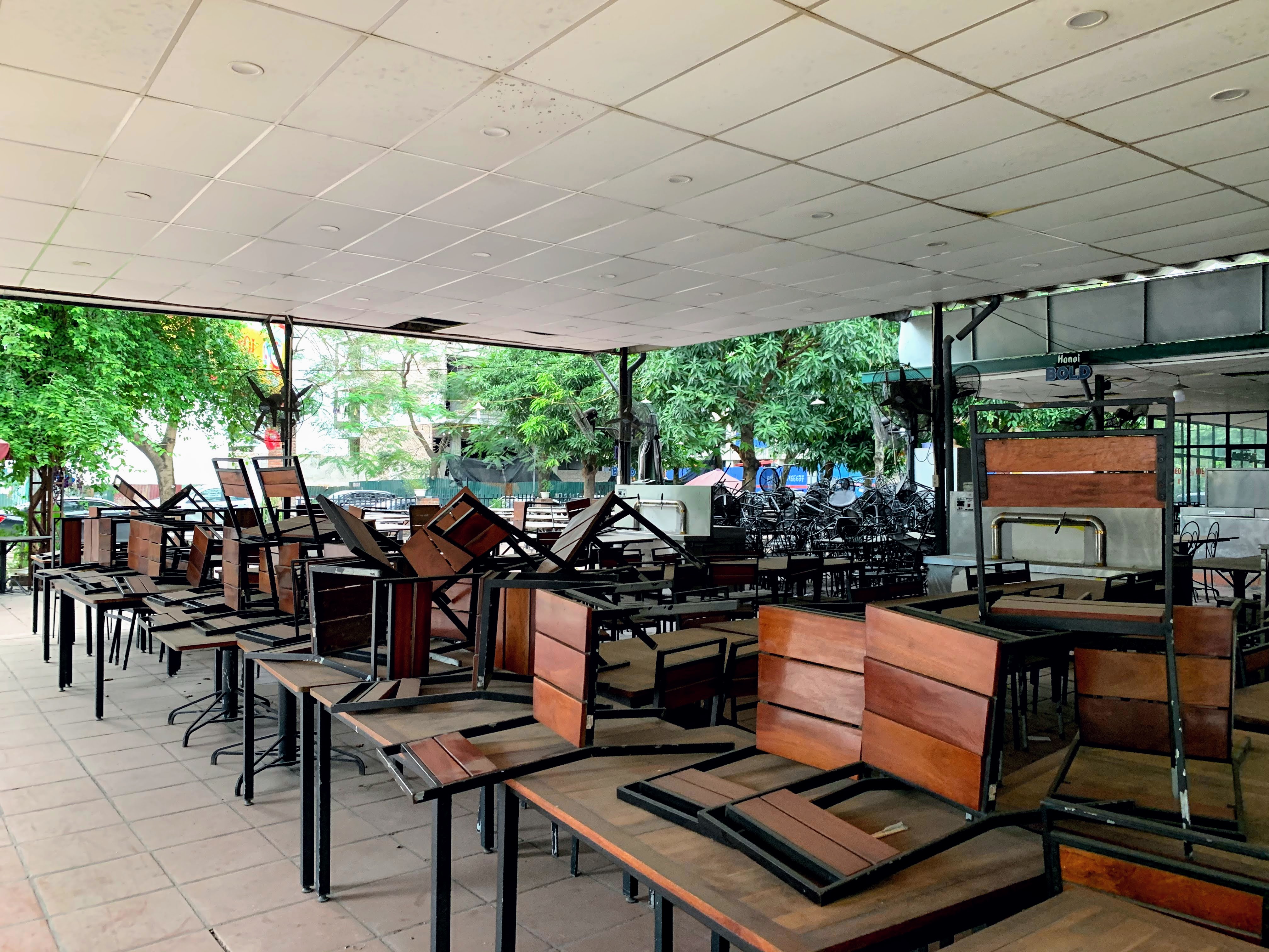 Hàng quán tại Hà Nội rục rịch treo biển mở cửa trở lại sau kì nghỉ dịch kéo dài - Ảnh 9. Hàng quán tại Hà Nội rục rịch treo biển mở cửa trở lại sau kì nghỉ dịch kéo dài - Ảnh 9.