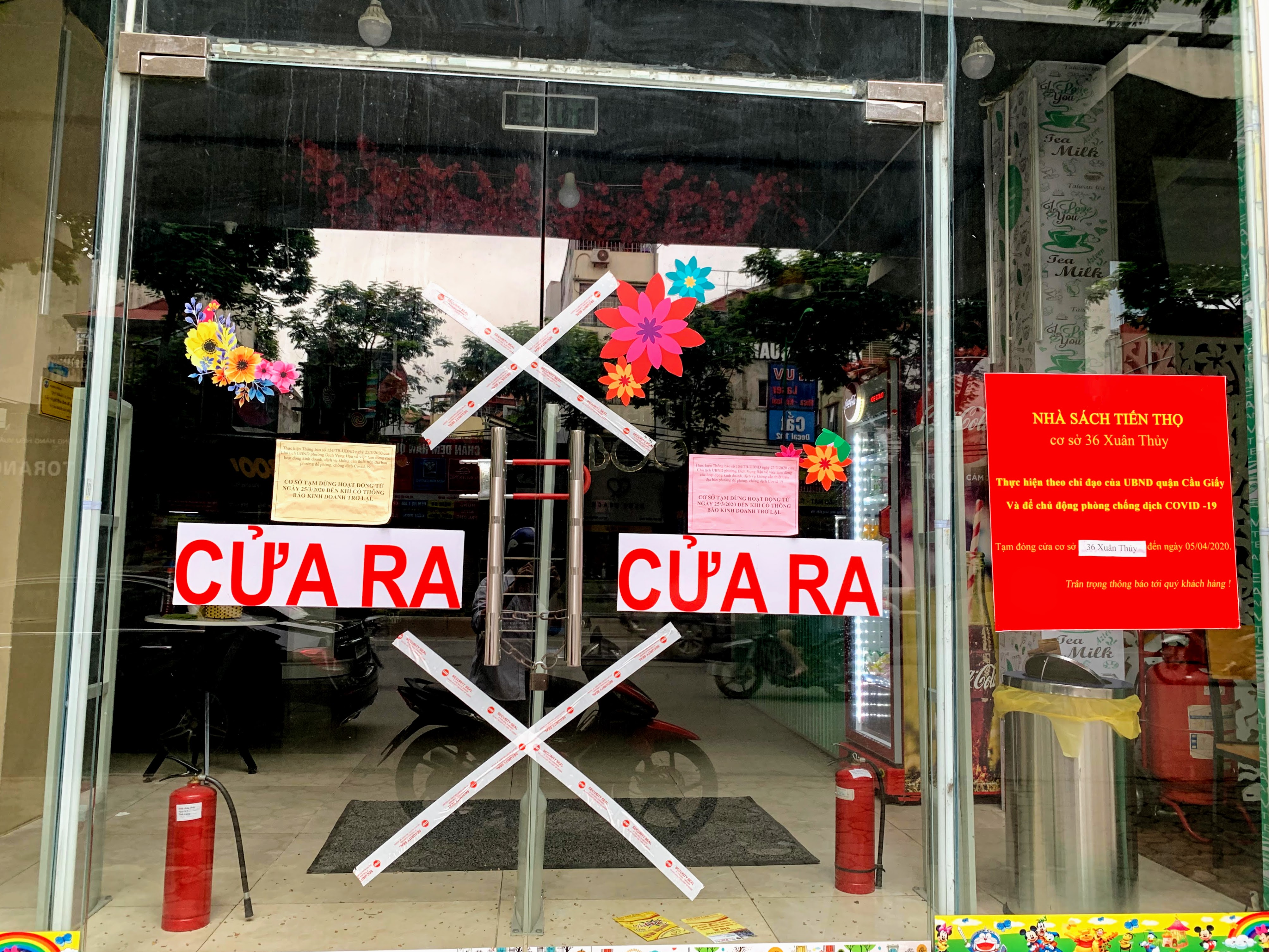 Hàng quán tại Hà Nội rục rịch treo biển mở cửa trở lại sau kì nghỉ dịch kéo dài - Ảnh 16. Hàng quán tại Hà Nội rục rịch treo biển mở cửa trở lại sau kì nghỉ dịch kéo dài - Ảnh 16.
