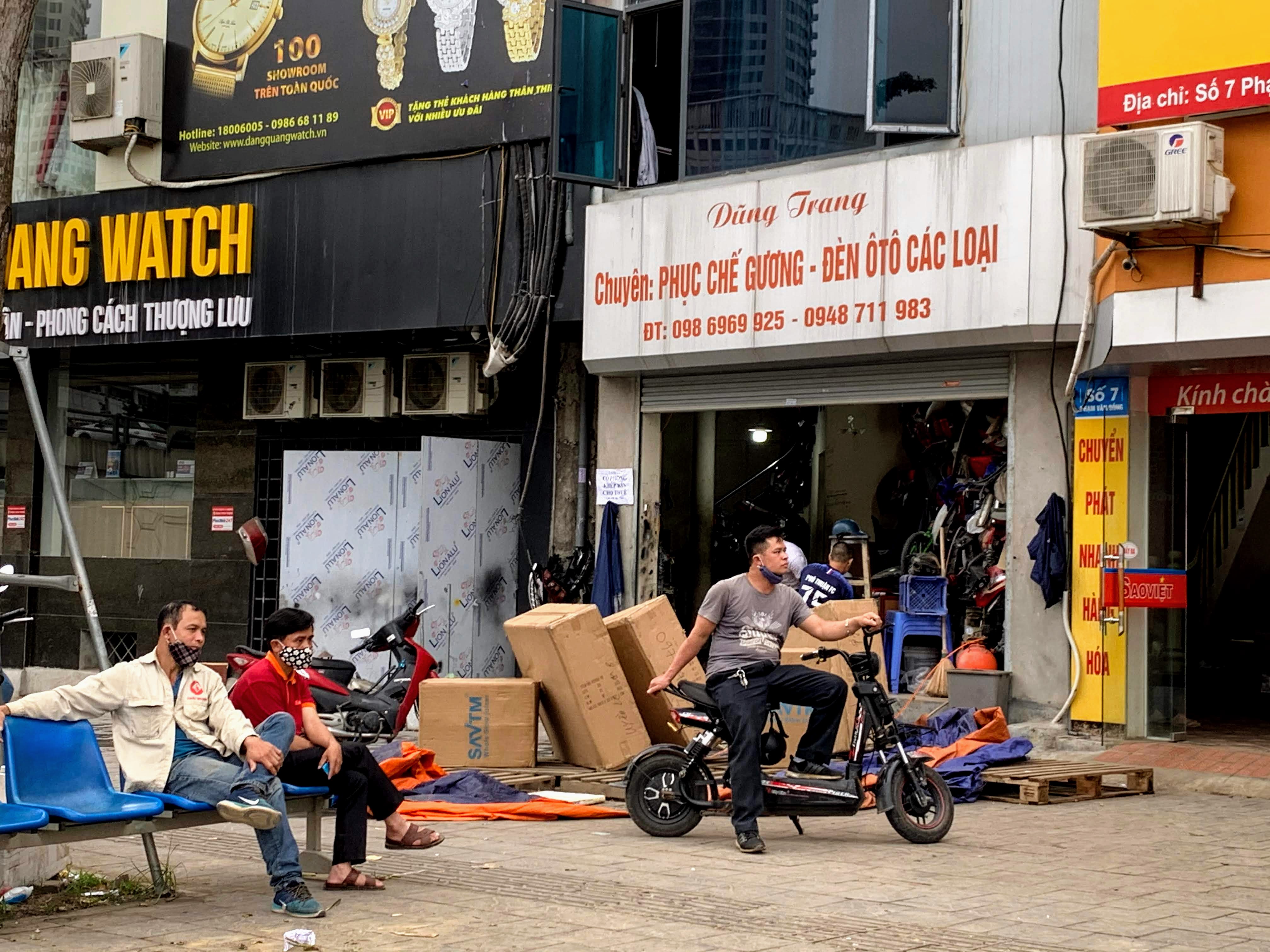 Hàng quán tại Hà Nội rục rịch treo biển mở cửa trở lại sau kì nghỉ dịch kéo dài - Ảnh 3. Hàng quán tại Hà Nội rục rịch treo biển mở cửa trở lại sau kì nghỉ dịch kéo dài - Ảnh 3.