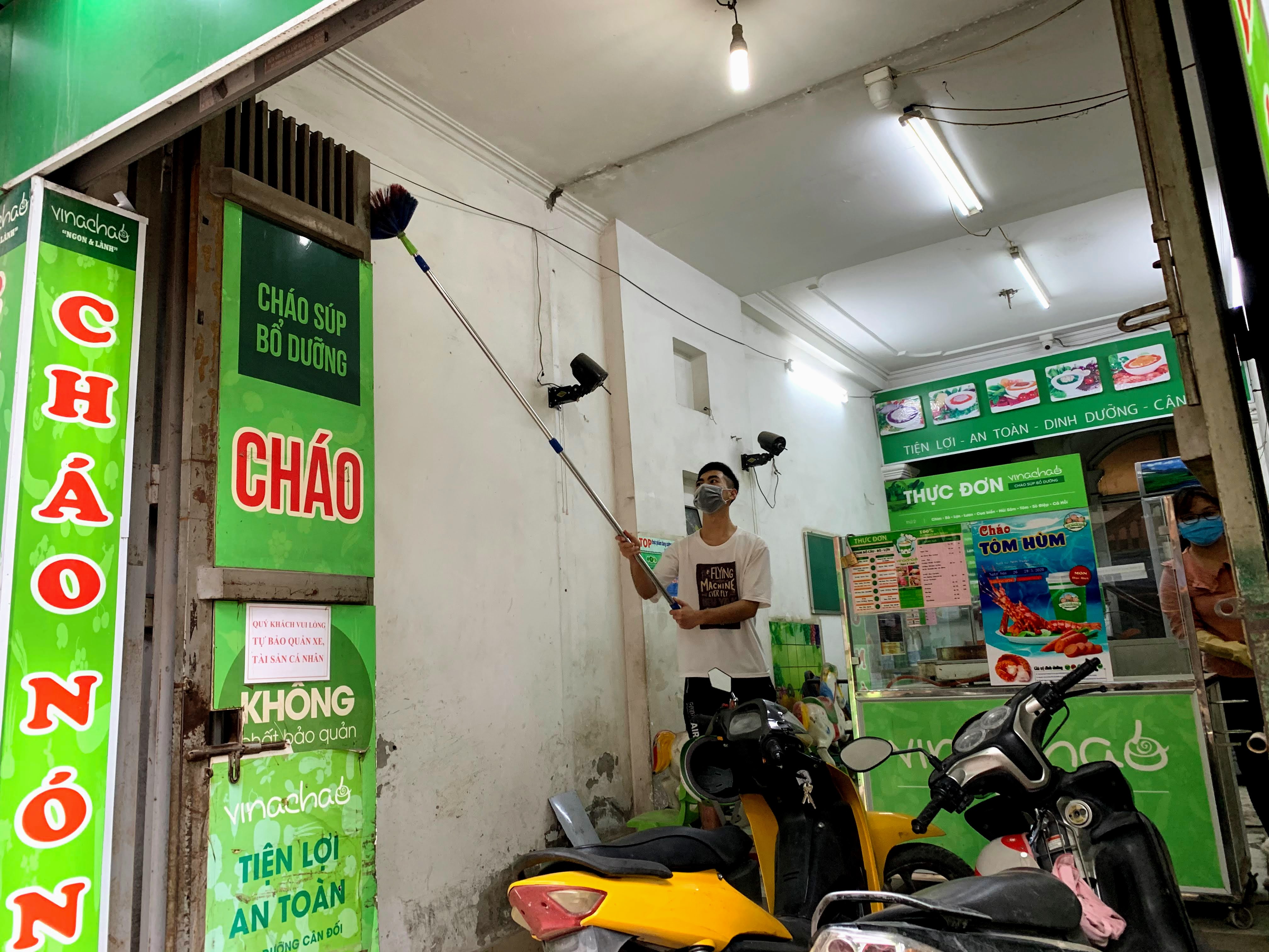 Hàng quán tại Hà Nội rục rịch treo biển mở cửa trở lại sau kì nghỉ dịch kéo dài - Ảnh 2. Hàng quán tại Hà Nội rục rịch treo biển mở cửa trở lại sau kì nghỉ dịch kéo dài - Ảnh 2.