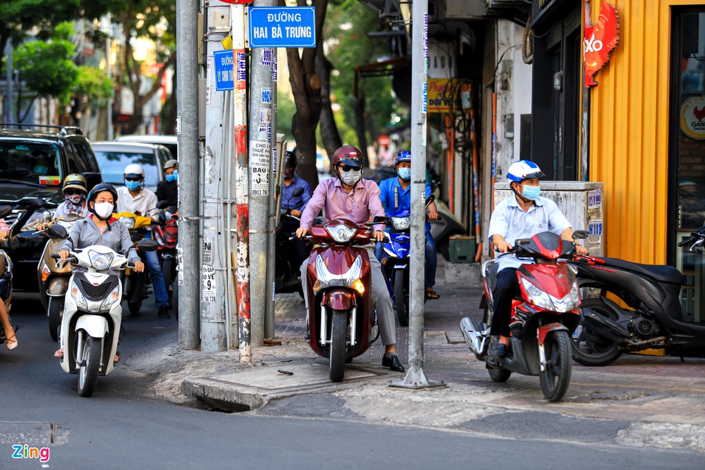 Người dân TP HCM lại chật vật với tình trạng kẹt xe giờ cao điểm - Ảnh 6. Người dân TP HCM lại chật vật với tình trạng kẹt xe giờ cao điểm - Ảnh 6.