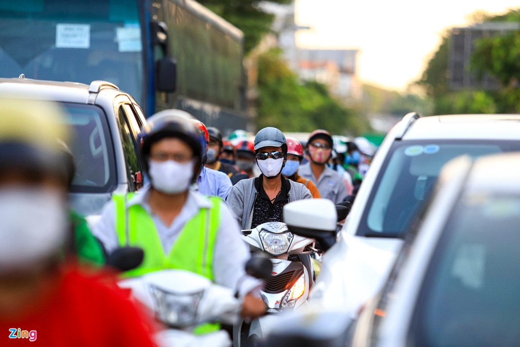 Người dân TP HCM lại chật vật với tình trạng kẹt xe giờ cao điểm - Ảnh 3. Người dân TP HCM lại chật vật với tình trạng kẹt xe giờ cao điểm - Ảnh 3.