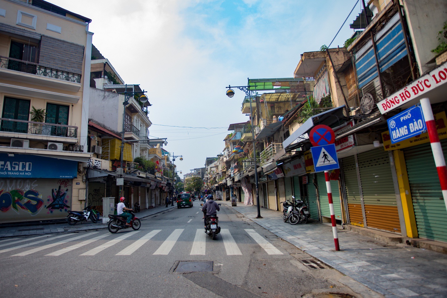 Loạt cửa hàng ở Hà Nội trả mặt bằng, chủ nhà 'méo mặt' tìm khách thuê - Ảnh 2. Loạt cửa hàng ở Hà Nội trả mặt bằng, chủ nhà 'méo mặt' tìm khách thuê - Ảnh 2.