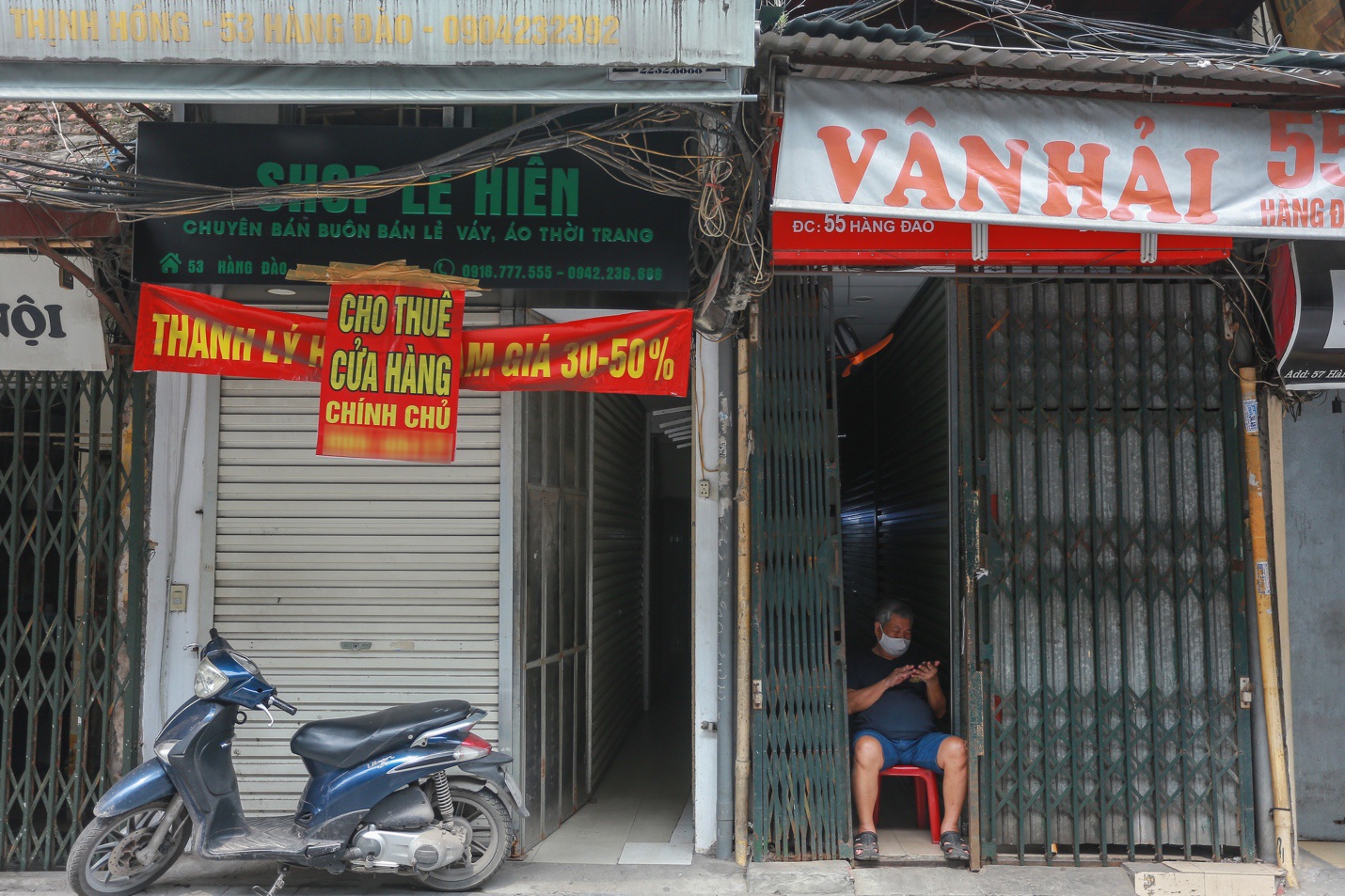 Loạt cửa hàng ở Hà Nội trả mặt bằng, chủ nhà 'méo mặt' tìm khách thuê - Ảnh 3. Loạt cửa hàng ở Hà Nội trả mặt bằng, chủ nhà 'méo mặt' tìm khách thuê - Ảnh 3.