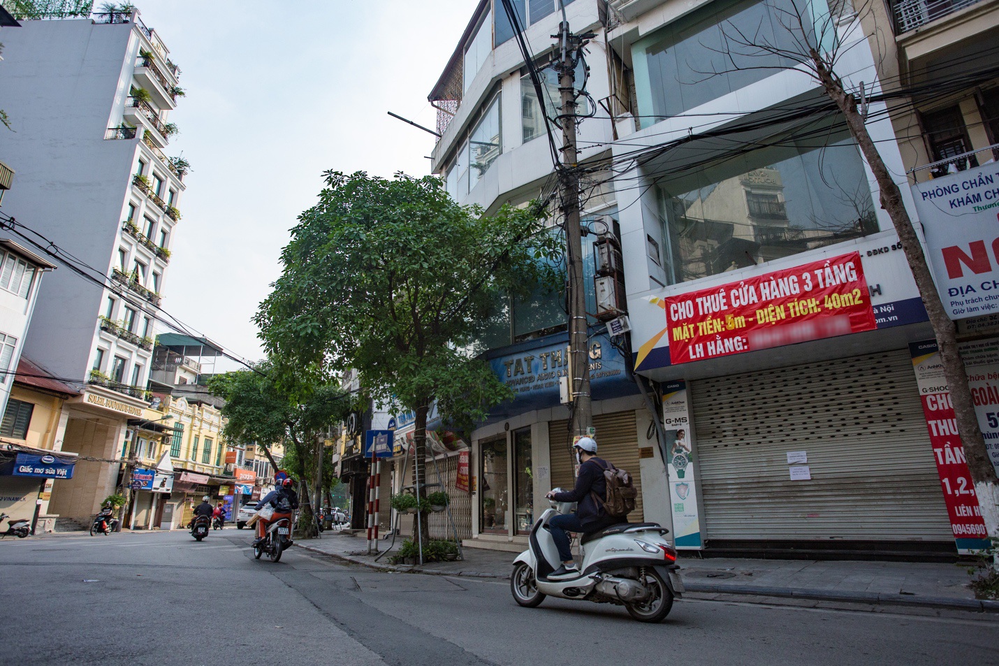 Loạt cửa hàng ở Hà Nội trả mặt bằng, chủ nhà 'méo mặt' tìm khách thuê - Ảnh 9. Loạt cửa hàng ở Hà Nội trả mặt bằng, chủ nhà 'méo mặt' tìm khách thuê - Ảnh 9.
