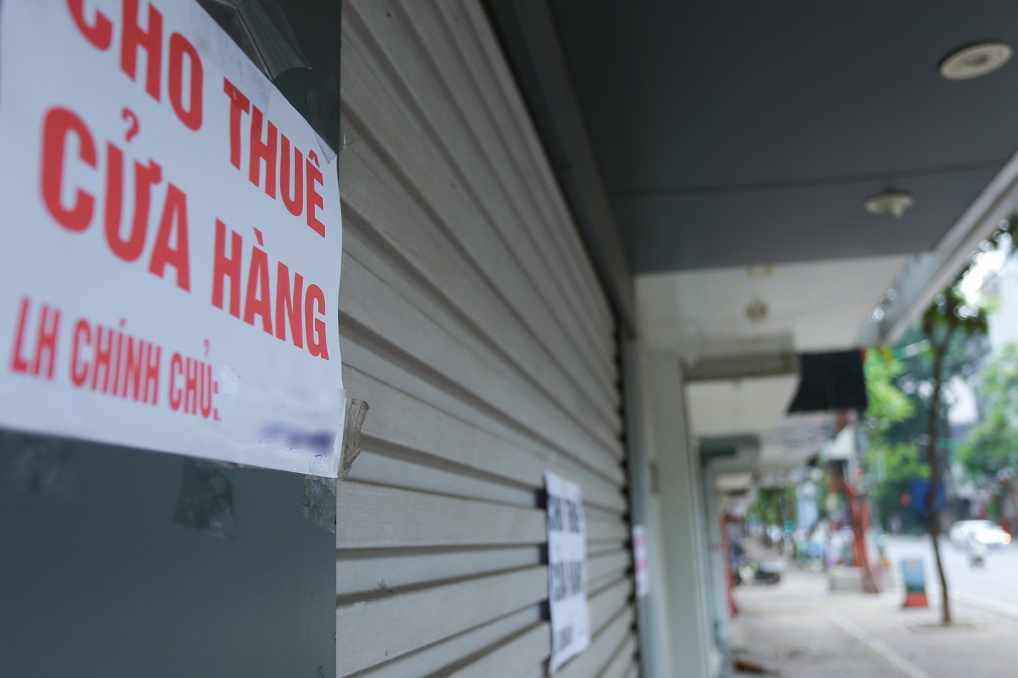Loạt cửa hàng ở Hà Nội trả mặt bằng, chủ nhà 'méo mặt' tìm khách thuê - Ảnh 10. Loạt cửa hàng ở Hà Nội trả mặt bằng, chủ nhà 'méo mặt' tìm khách thuê - Ảnh 10.