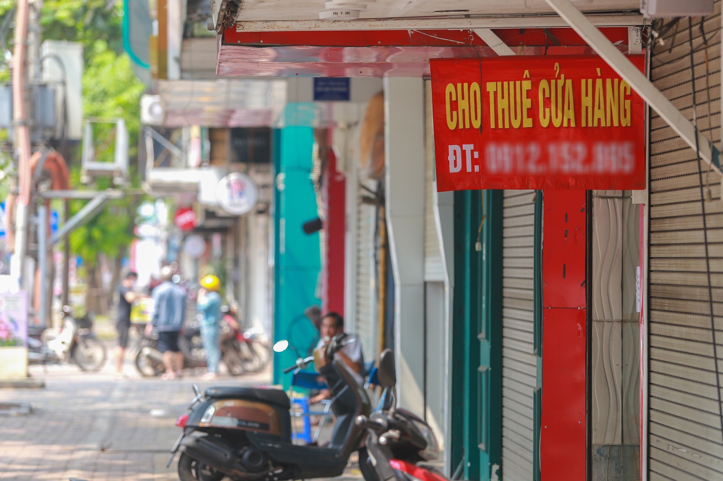 Loạt cửa hàng ở Hà Nội trả mặt bằng, chủ nhà 'méo mặt' tìm khách thuê - Ảnh 11. Loạt cửa hàng ở Hà Nội trả mặt bằng, chủ nhà 'méo mặt' tìm khách thuê - Ảnh 11.