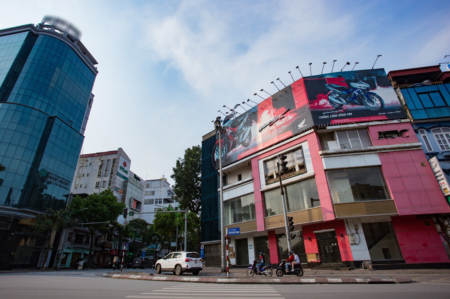 Loạt cửa hàng ở Hà Nội trả mặt bằng, chủ nhà 'méo mặt' tìm khách thuê - Ảnh 12. Loạt cửa hàng ở Hà Nội trả mặt bằng, chủ nhà 'méo mặt' tìm khách thuê - Ảnh 12.