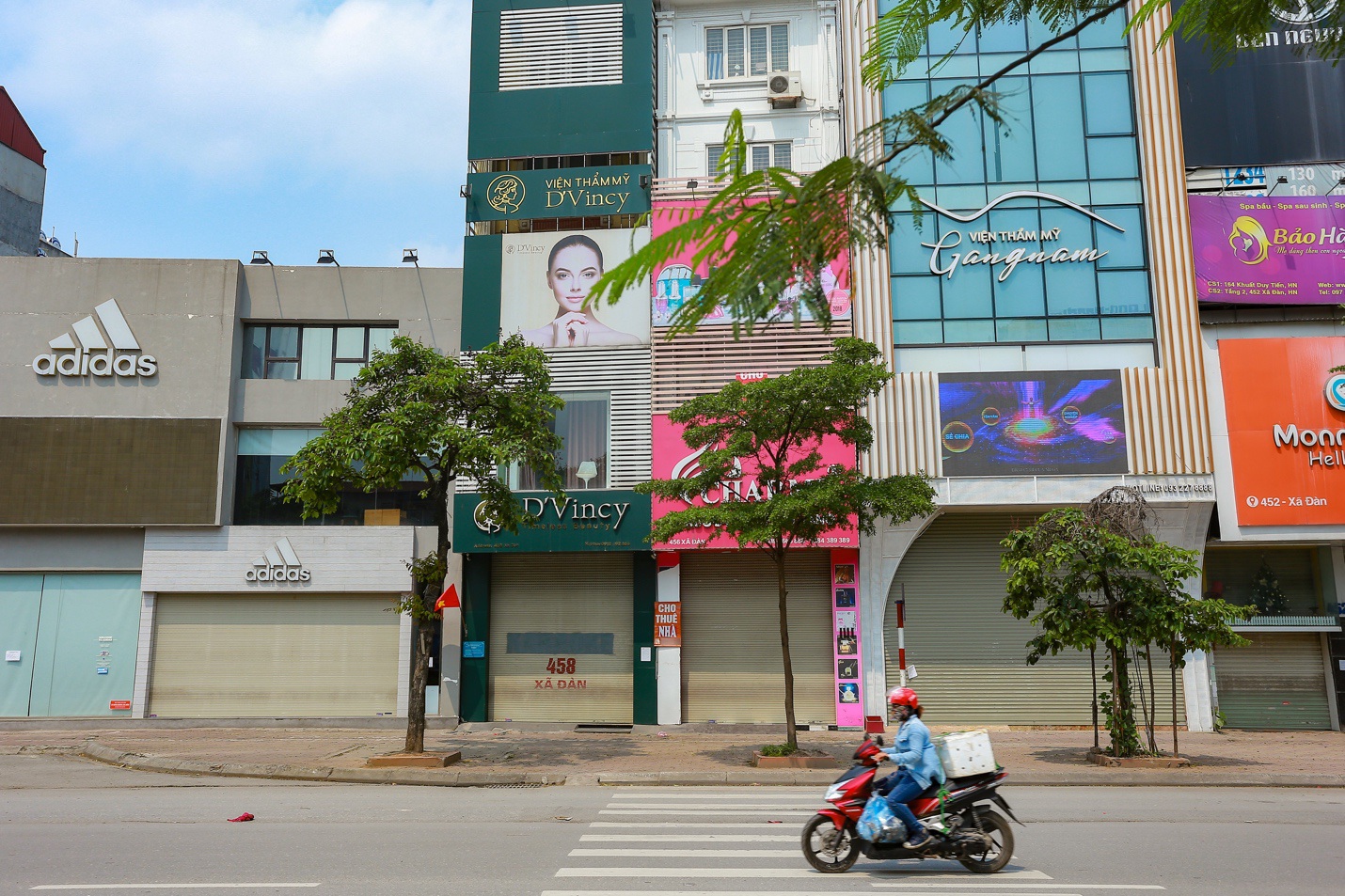 Loạt cửa hàng ở Hà Nội trả mặt bằng, chủ nhà 'méo mặt' tìm khách thuê - Ảnh 13. Loạt cửa hàng ở Hà Nội trả mặt bằng, chủ nhà 'méo mặt' tìm khách thuê - Ảnh 13.