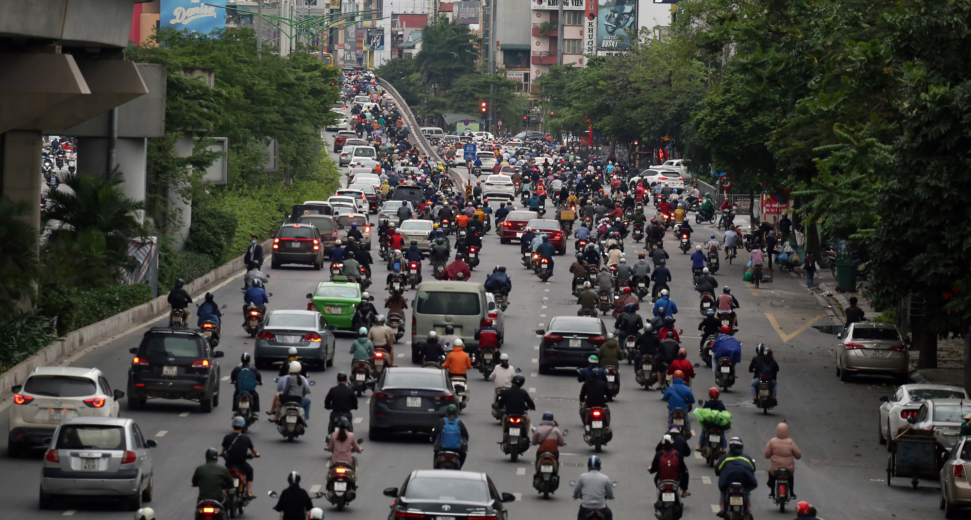 Xe máy leo vỉa hè ở Hà Nội ngày đầu hết cách li xã hội - Ảnh 10.