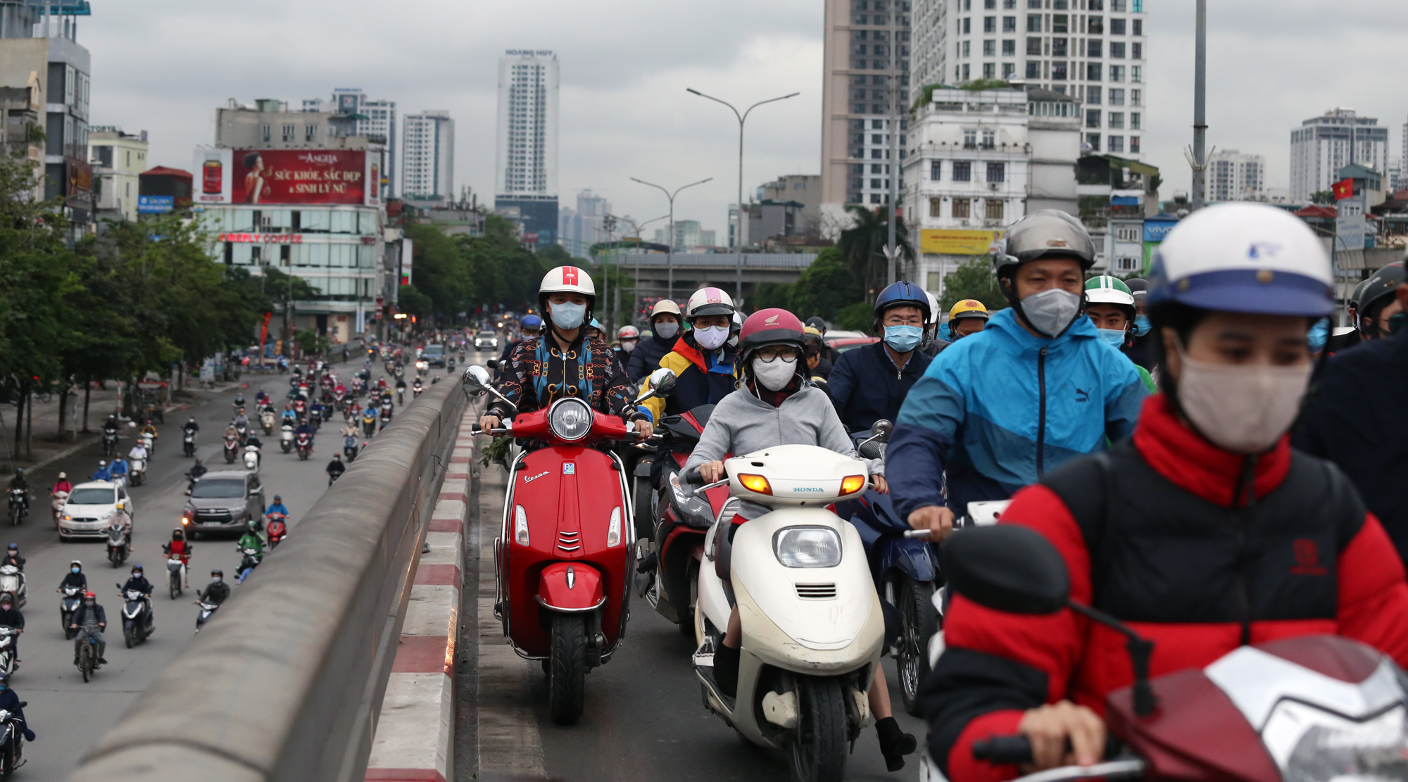 Xe máy leo vỉa hè ở Hà Nội ngày đầu hết cách li xã hội - Ảnh 11.