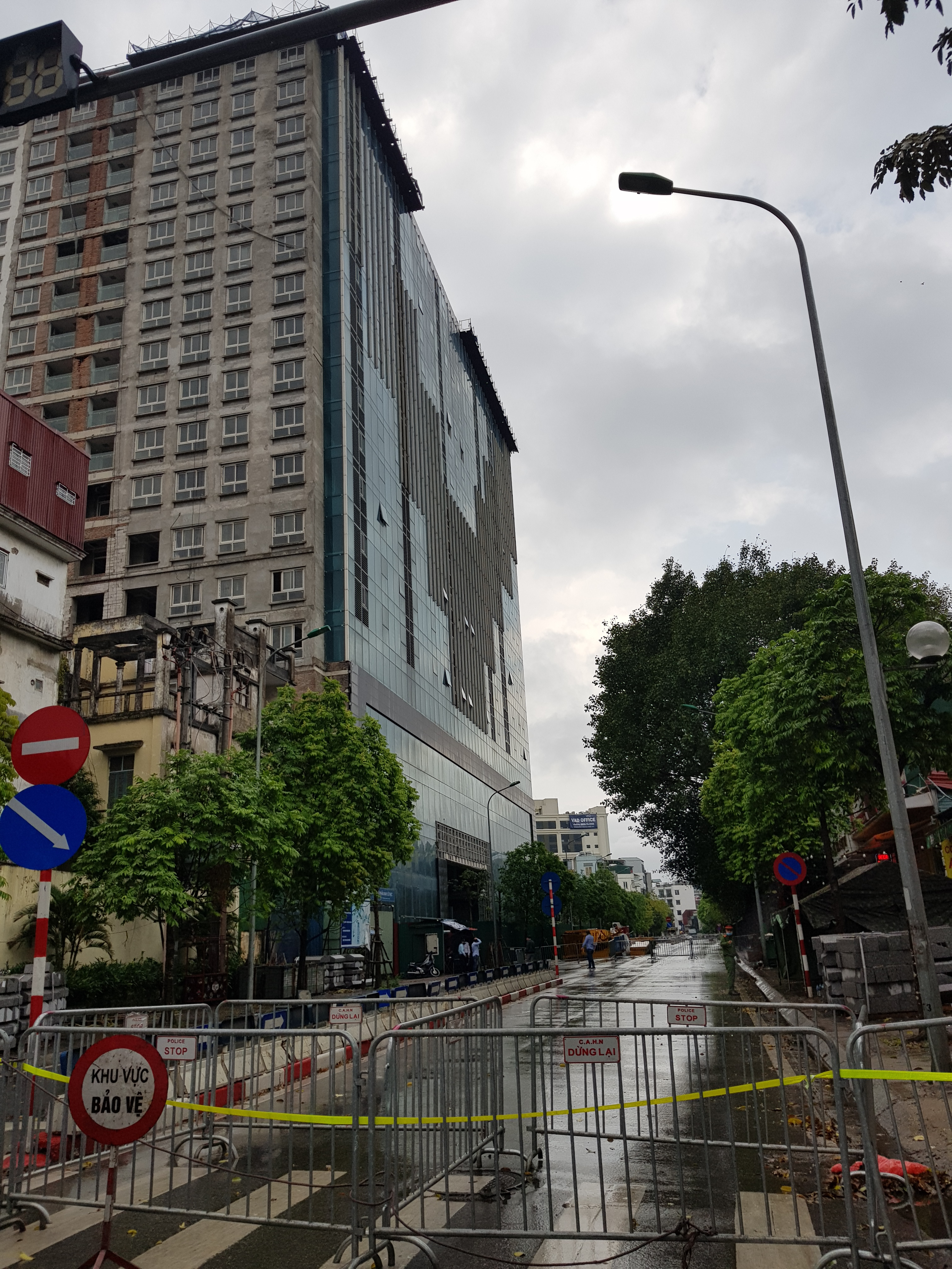 Hà Nội: Phong tỏa một đoạn đường Trần Phú để chuẩn bị tiếp tục ‘cắt ngọn’ nhà 8B Lê Trực - Ảnh 2. Hà Nội: Phong tỏa một đoạn đường Trần Phú để chuẩn bị tiếp tục ‘cắt ngọn’ nhà 8B Lê Trực - Ảnh 2.