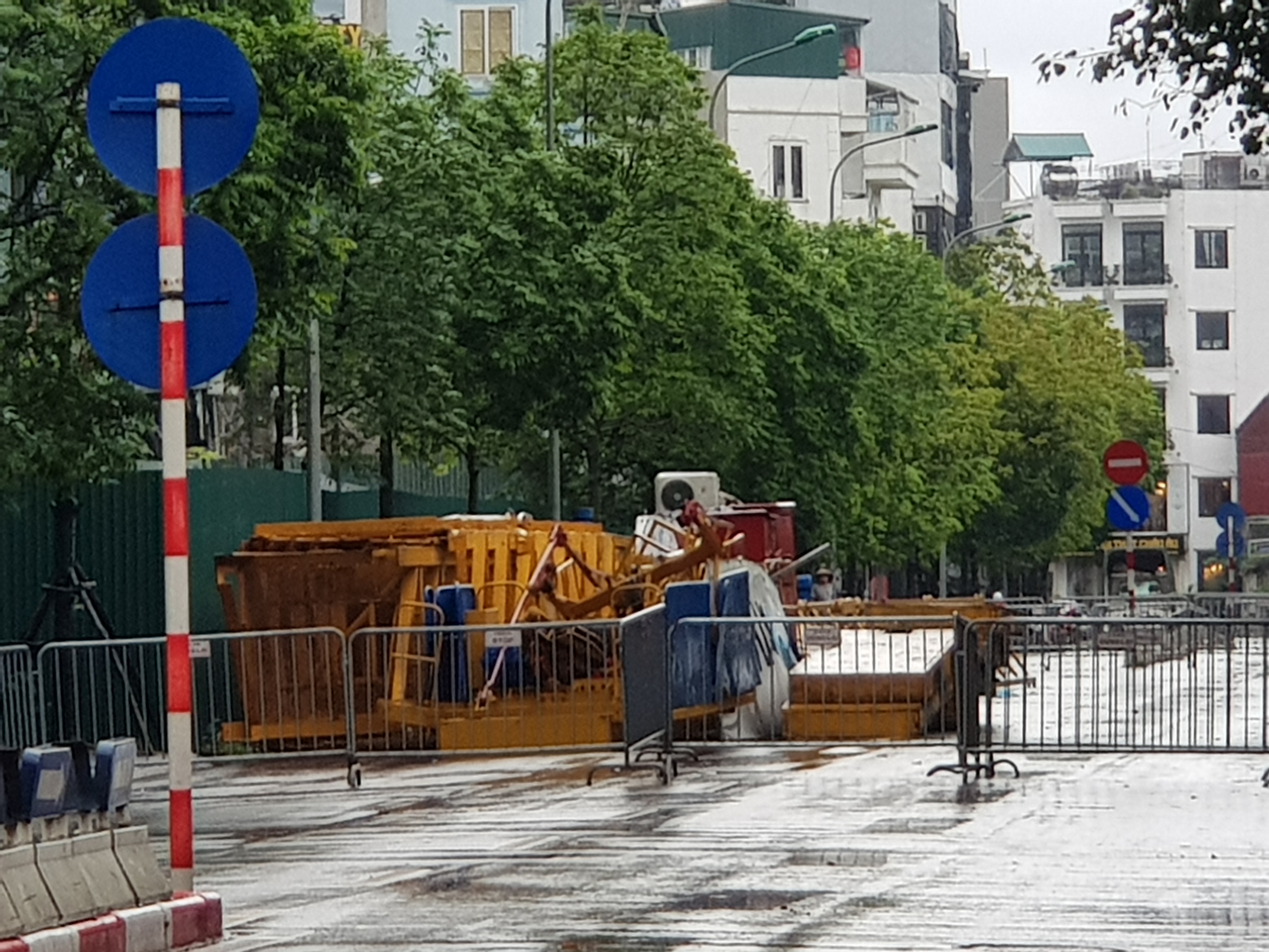 Hà Nội: Phong tỏa một đoạn đường Trần Phú để chuẩn bị tiếp tục ‘cắt ngọn’ nhà 8B Lê Trực - Ảnh 3. Hà Nội: Phong tỏa một đoạn đường Trần Phú để chuẩn bị tiếp tục ‘cắt ngọn’ nhà 8B Lê Trực - Ảnh 3.