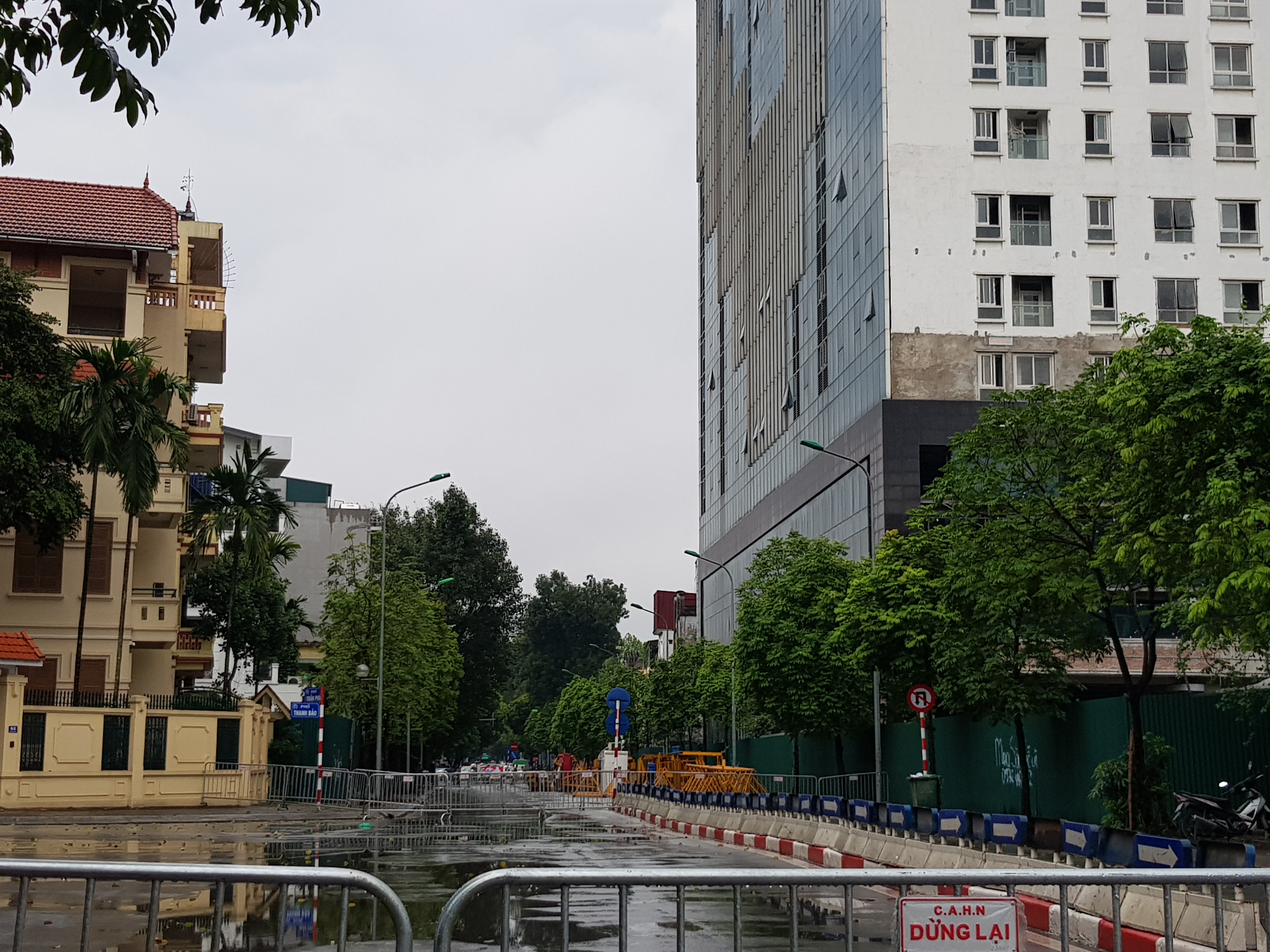 Hà Nội: Phong tỏa một đoạn đường Trần Phú để chuẩn bị tiếp tục ‘cắt ngọn’ nhà 8B Lê Trực - Ảnh 5. Hà Nội: Phong tỏa một đoạn đường Trần Phú để chuẩn bị tiếp tục ‘cắt ngọn’ nhà 8B Lê Trực - Ảnh 5.