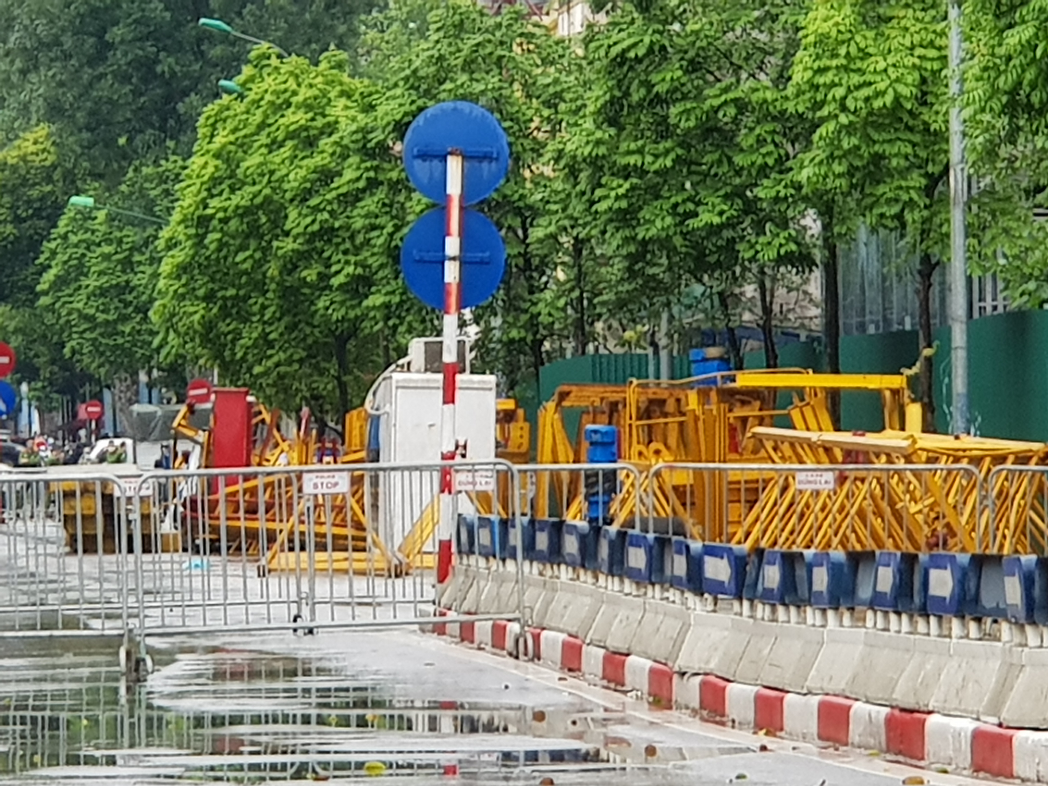 Hà Nội: Phong tỏa một đoạn đường Trần Phú để chuẩn bị tiếp tục ‘cắt ngọn’ nhà 8B Lê Trực - Ảnh 6. Hà Nội: Phong tỏa một đoạn đường Trần Phú để chuẩn bị tiếp tục ‘cắt ngọn’ nhà 8B Lê Trực - Ảnh 6.