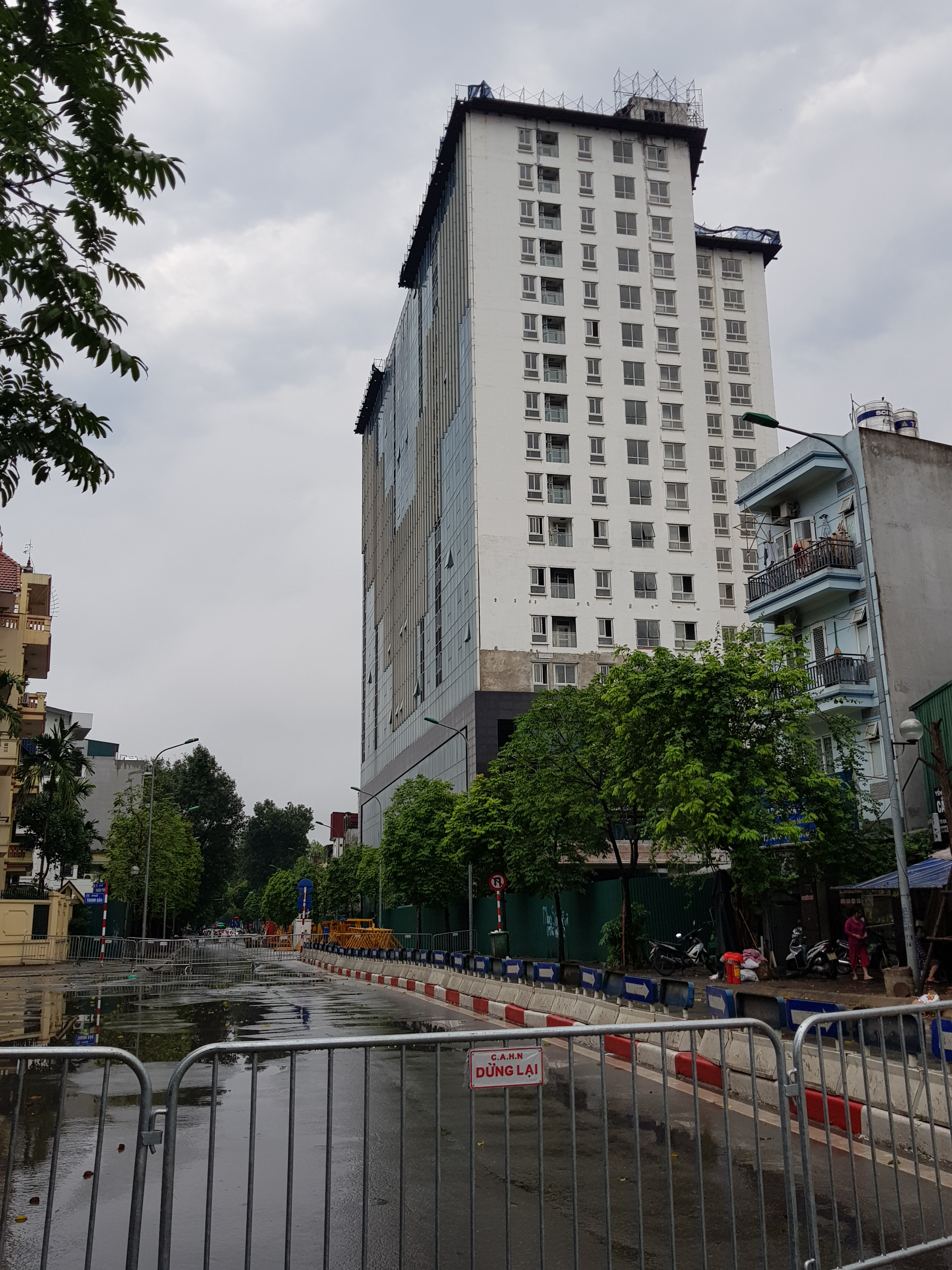 Hà Nội: Phong tỏa một đoạn đường Trần Phú để chuẩn bị tiếp tục ‘cắt ngọn’ nhà 8B Lê Trực - Ảnh 7. Hà Nội: Phong tỏa một đoạn đường Trần Phú để chuẩn bị tiếp tục ‘cắt ngọn’ nhà 8B Lê Trực - Ảnh 7.
