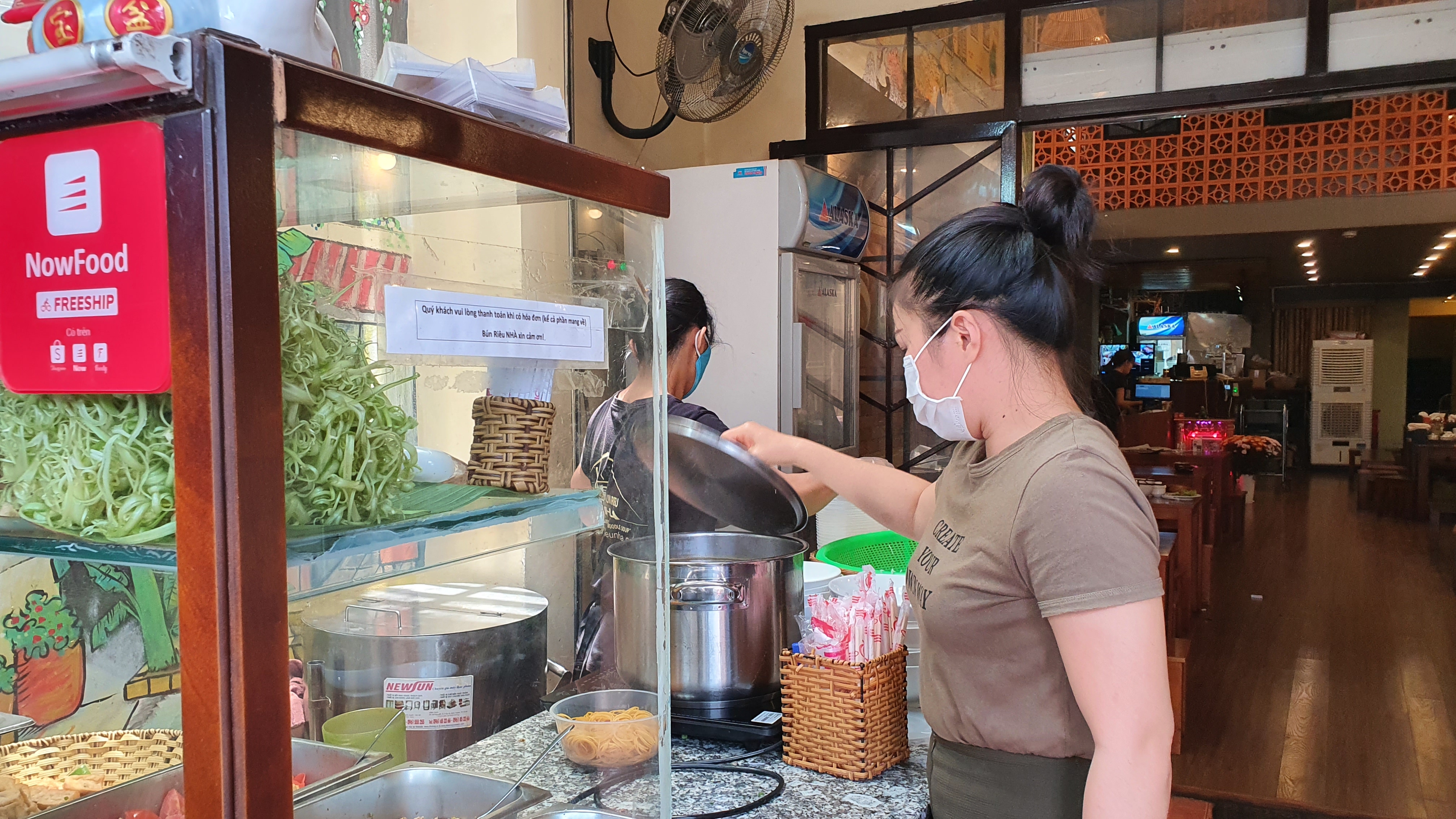 Đi qua mùa dịch, Covid-19 để lại bài học gì cho các chủ hàng quán tại TP HCM? - Ảnh 4. Đi qua mùa dịch, Covid-19 để lại bài học gì cho các chủ hàng quán tại TP HCM? - Ảnh 4.