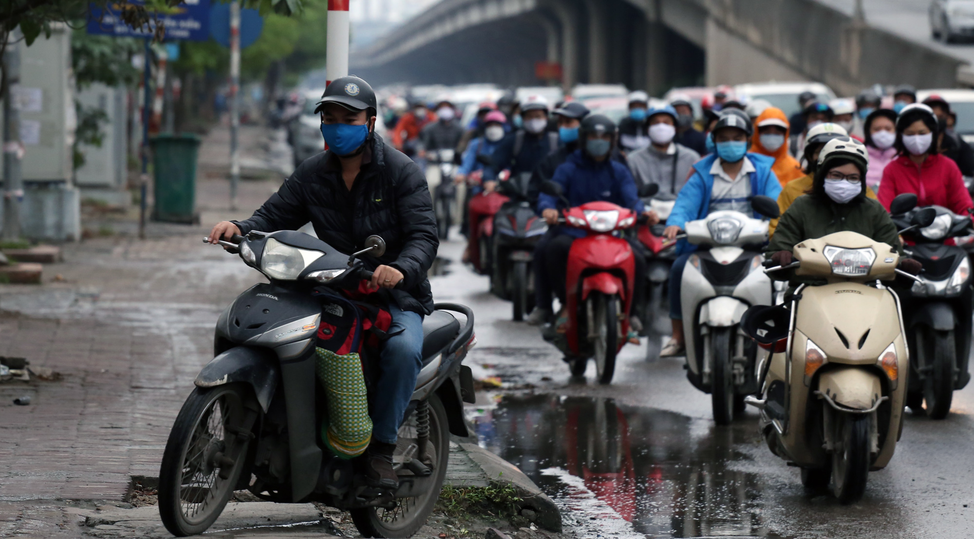 Xe máy leo vỉa hè ở Hà Nội ngày đầu hết cách li xã hội - Ảnh 3.
