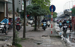 Tắc đường, xe máy phải leo vỉa hè ngay ngày đầu hết cách li ở Hà Nội