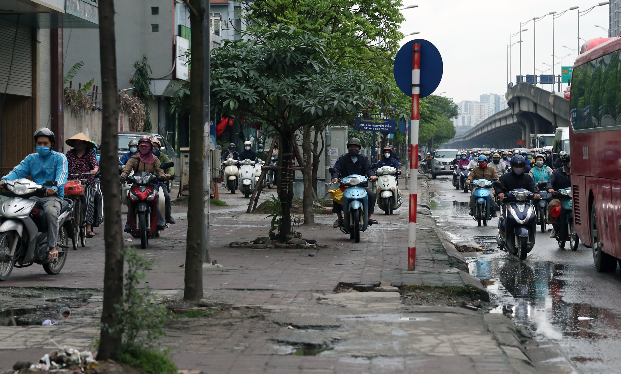 Xe máy leo vỉa hè ở Hà Nội ngày đầu hết cách li xã hội - Ảnh 4.