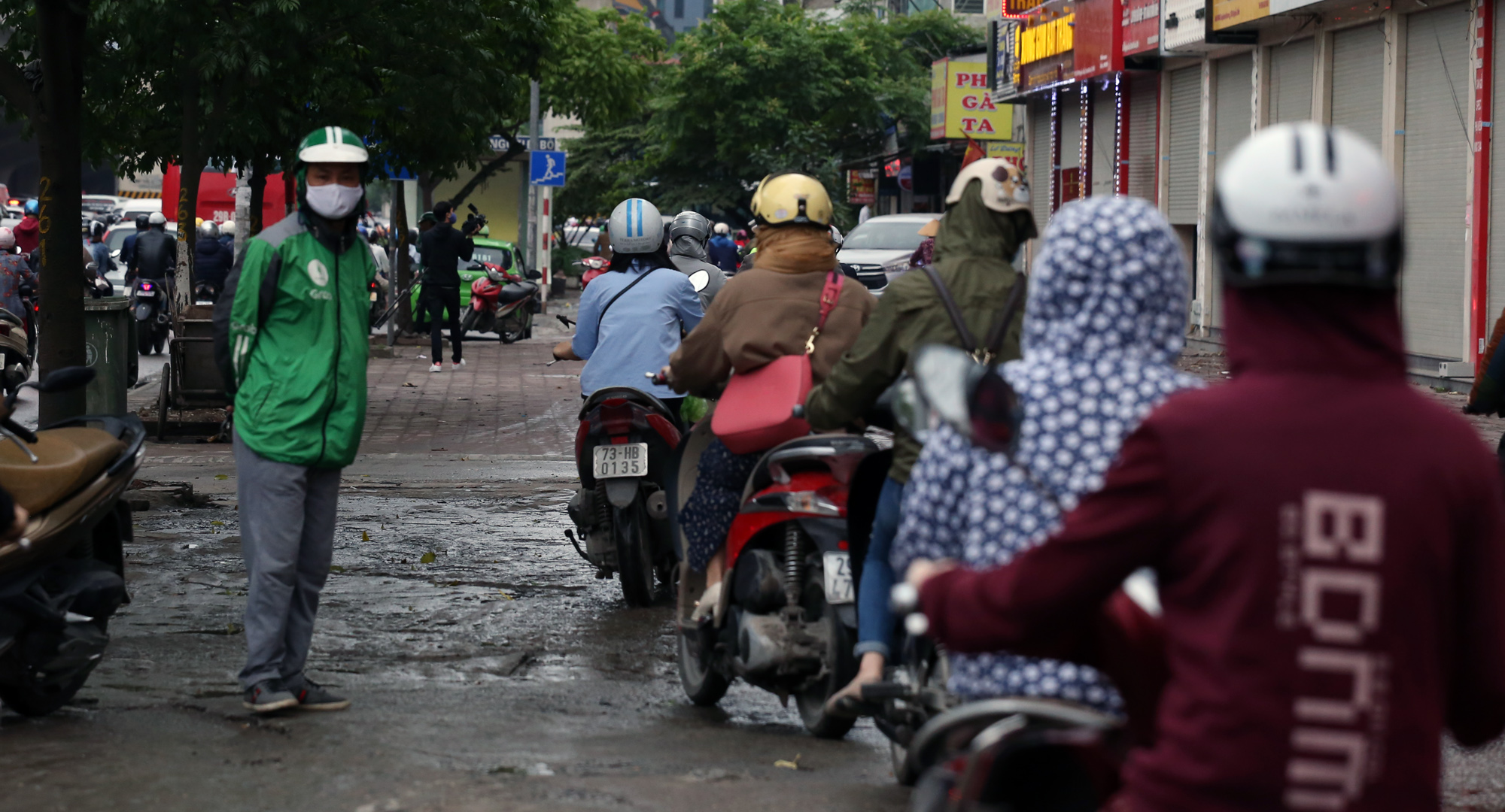 Xe máy leo vỉa hè ở Hà Nội ngày đầu hết cách li xã hội - Ảnh 5.