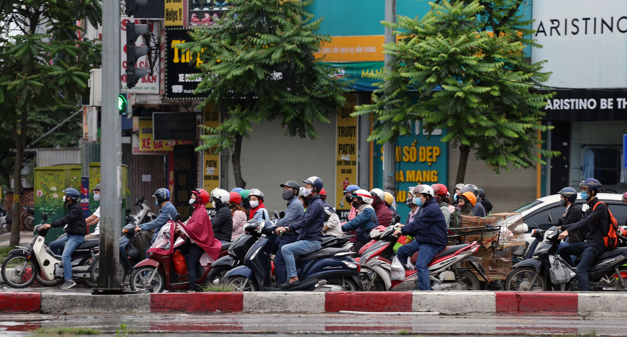 Chủ tịch Hà Nội đề nghị người đi xe máy cố gắng giữ khoảng cách khi chờ đèn đỏ phòng Covid-19 - Ảnh 6. Chủ tịch Hà Nội đề nghị người đi xe máy cố gắng giữ khoảng cách khi chờ đèn đỏ phòng Covid-19 - Ảnh 6.