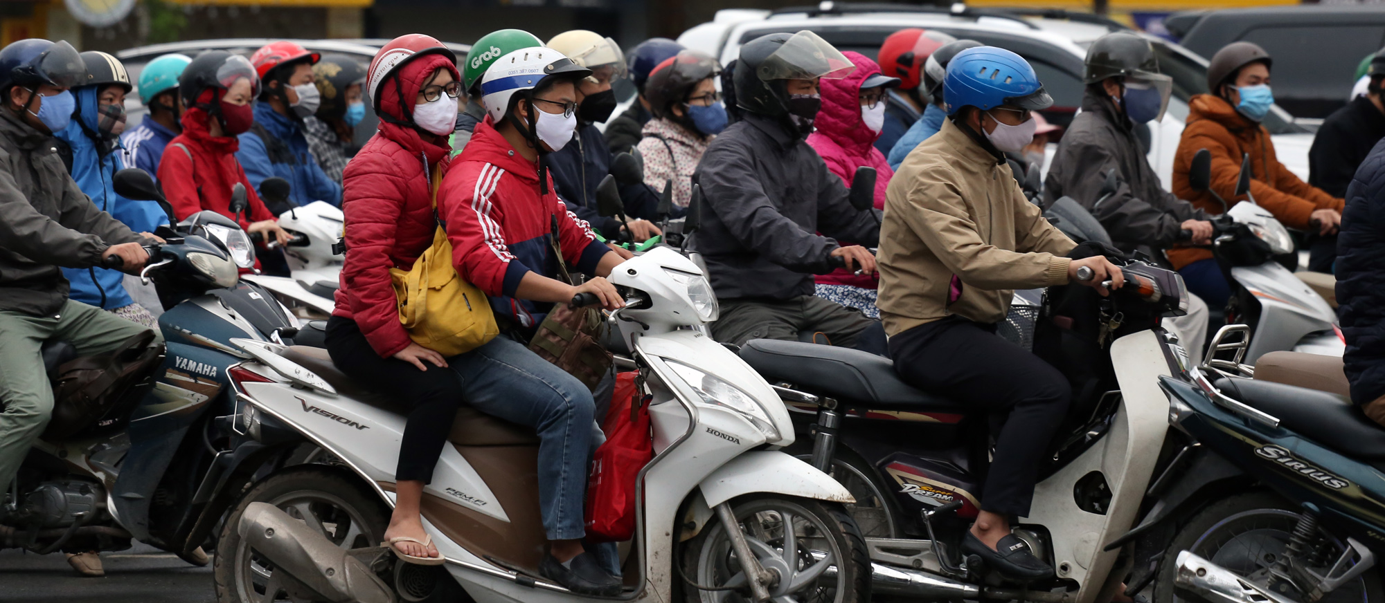 Chủ tịch Hà Nội đề nghị người đi xe máy cố gắng giữ khoảng cách khi chờ đèn đỏ phòng Covid-19 - Ảnh 8. Chủ tịch Hà Nội đề nghị người đi xe máy cố gắng giữ khoảng cách khi chờ đèn đỏ phòng Covid-19 - Ảnh 8.
