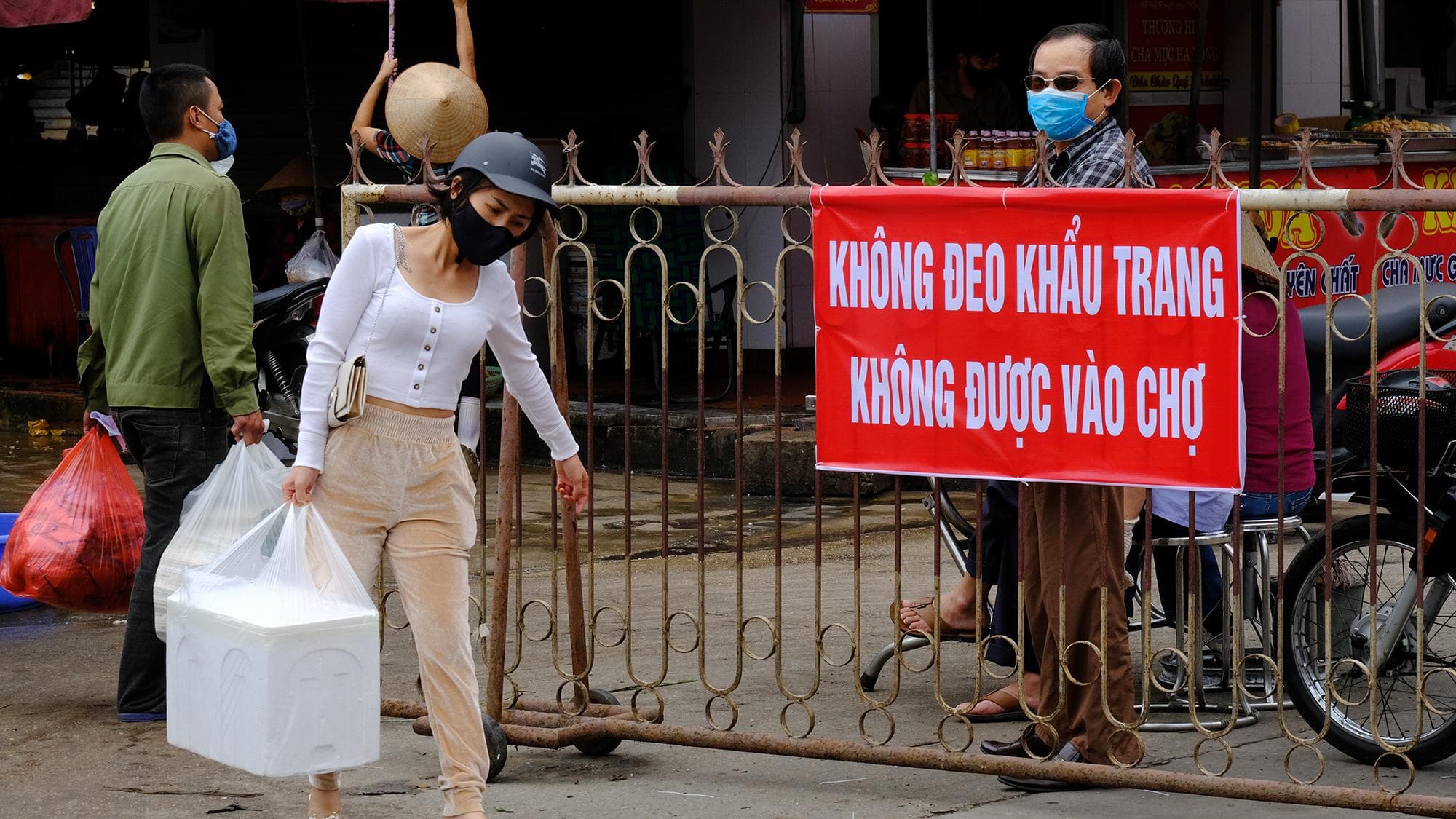 'Nguy cơ thấp', Quảng Ninh vẫn quyết cách li xã hội đến 3/5 - Ảnh 3. 'Nguy cơ thấp', Quảng Ninh vẫn quyết cách li xã hội đến 3/5 - Ảnh 3.
