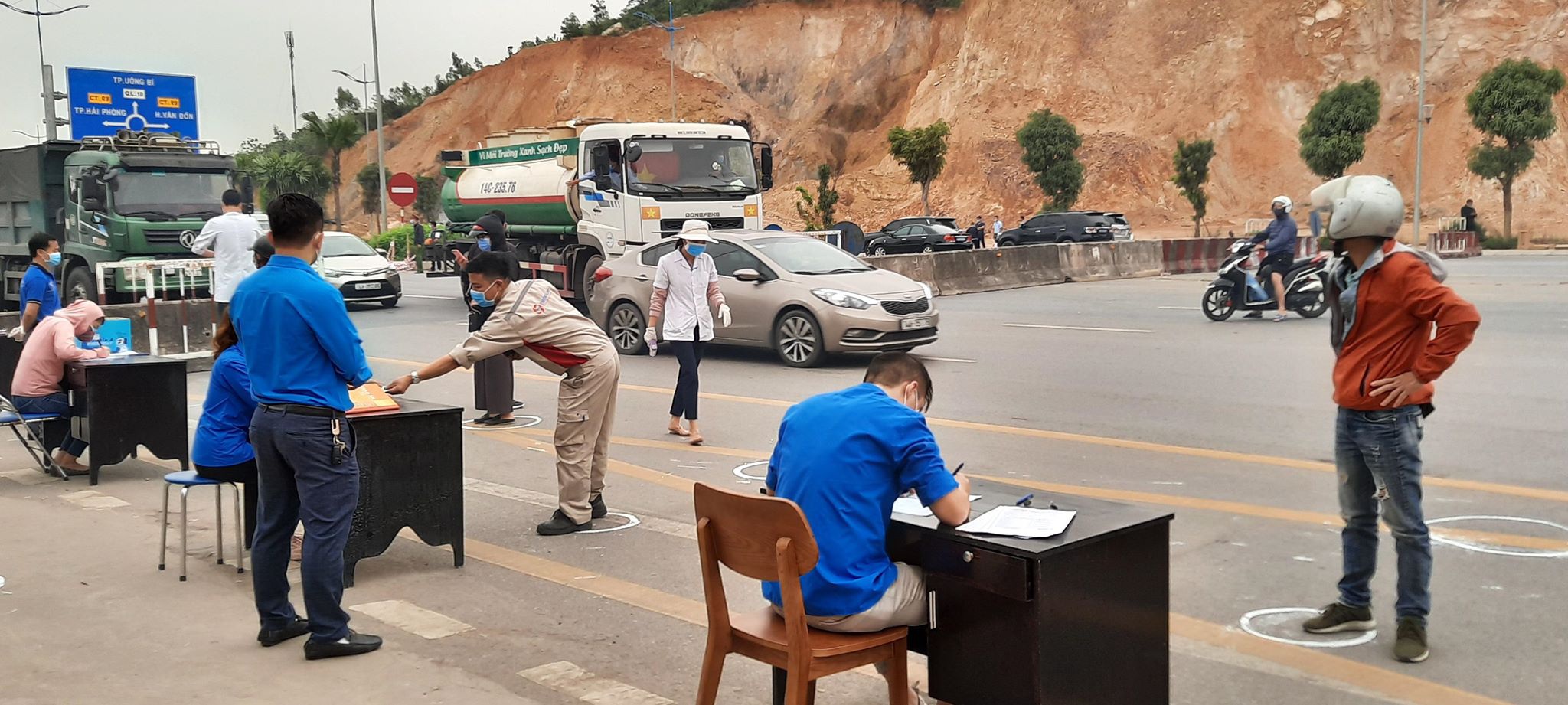 'Nguy cơ thấp', Quảng Ninh vẫn quyết cách li xã hội đến 3/5 - Ảnh 2. 'Nguy cơ thấp', Quảng Ninh vẫn quyết cách li xã hội đến 3/5 - Ảnh 2.