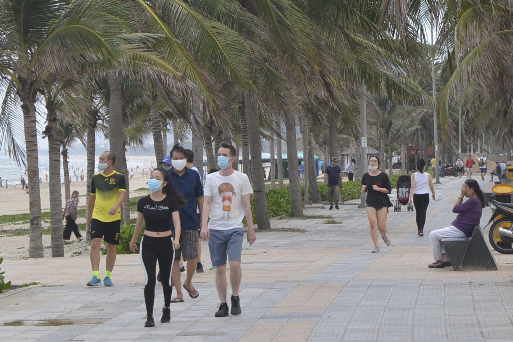 Người Đà Nẵng quá nhớ biển, đi tắm đông đúc ngày đầu tiên hết cách li xã hội - Ảnh 12. Người Đà Nẵng quá nhớ biển, đi tắm đông đúc ngày đầu tiên hết cách li xã hội - Ảnh 12.